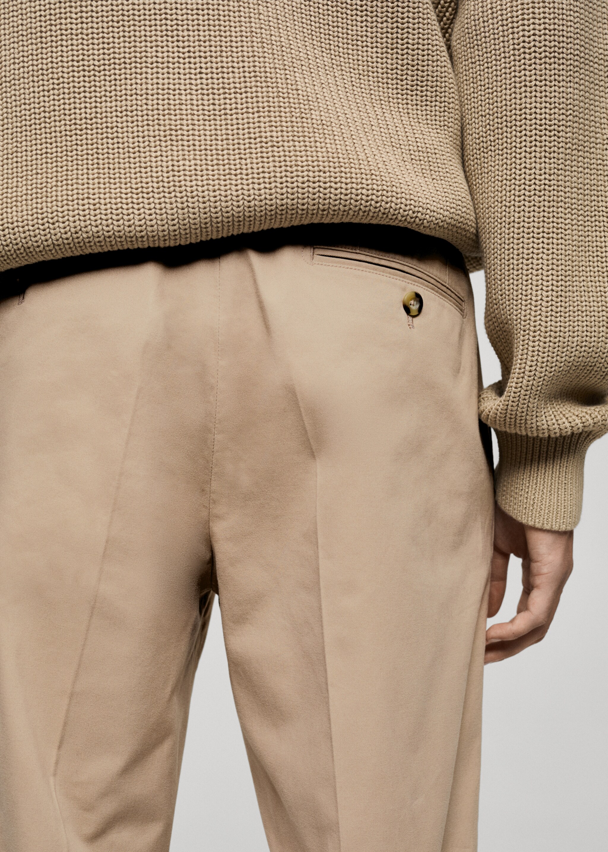 Regular Fit Bundfaltenhose aus Baumwolle - Detail des Artikels 6, Ecru. Ref: 77075962-00.
