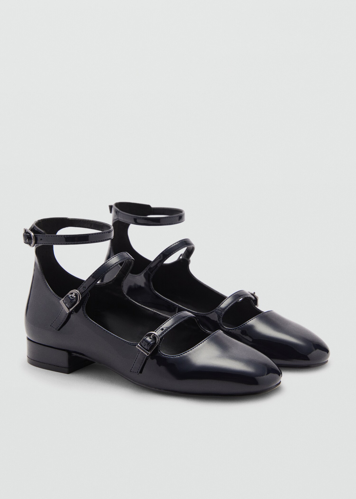 Zapato charol hebillas - Plano medio