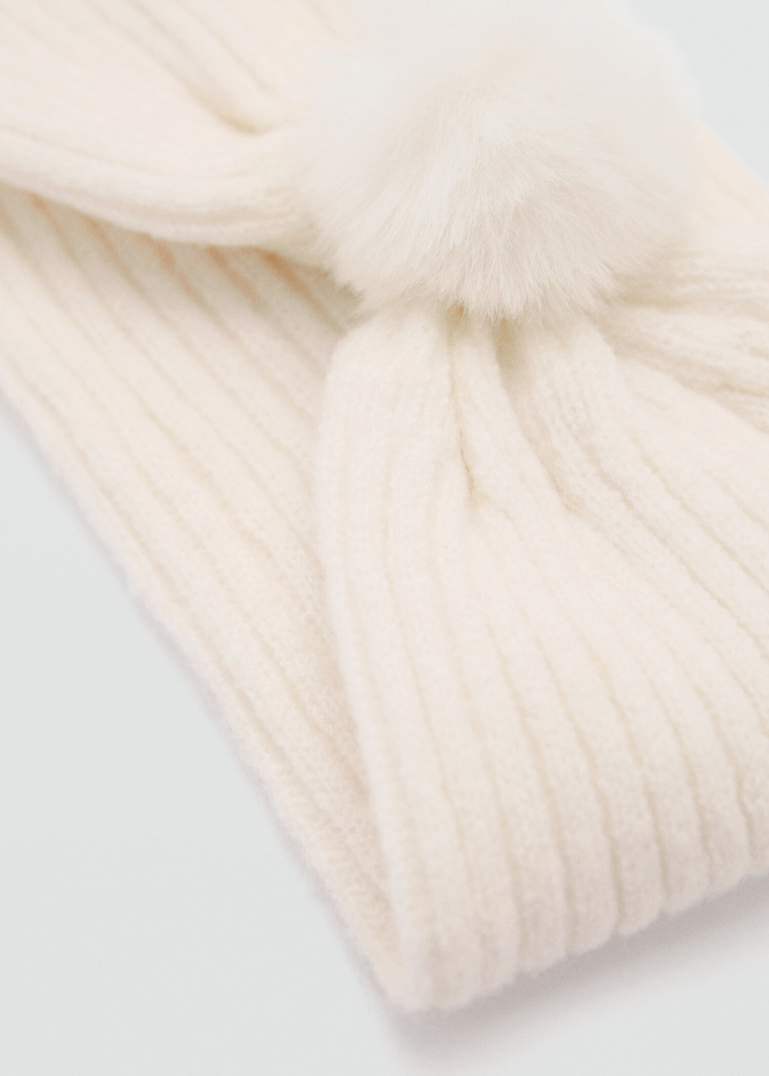 Strickschal mit Pompon - Mittlere Ansicht