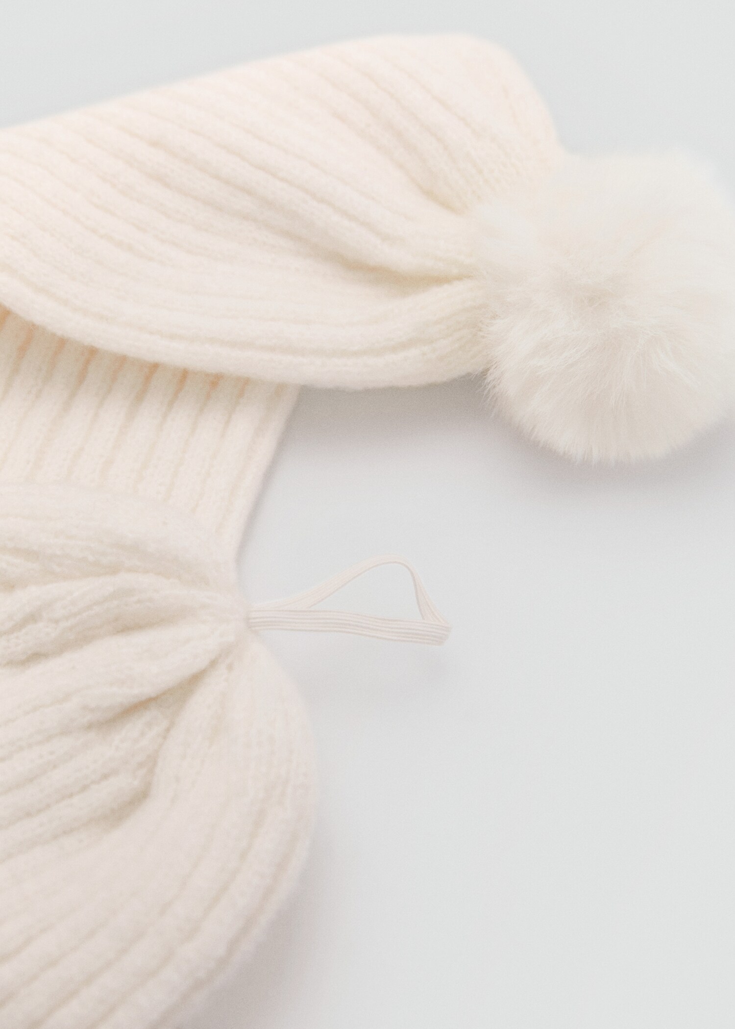 Strickschal mit Pompon - Detail des Artikels 1