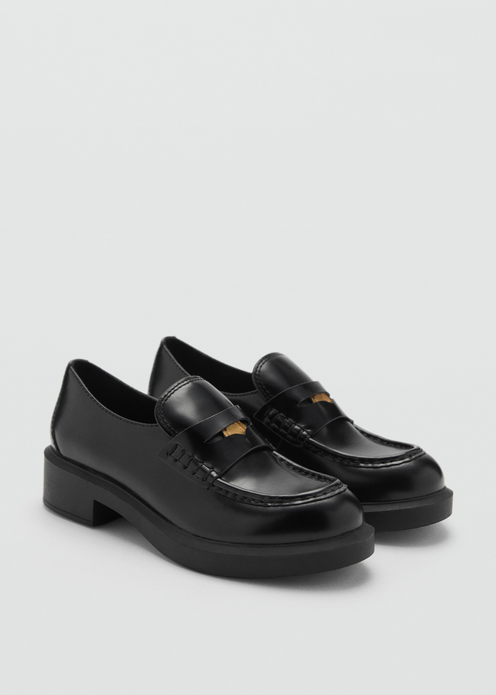 Mocassim de pele com pormenor metálico - Plano médio, Preto. Ref: 77076341-00.
