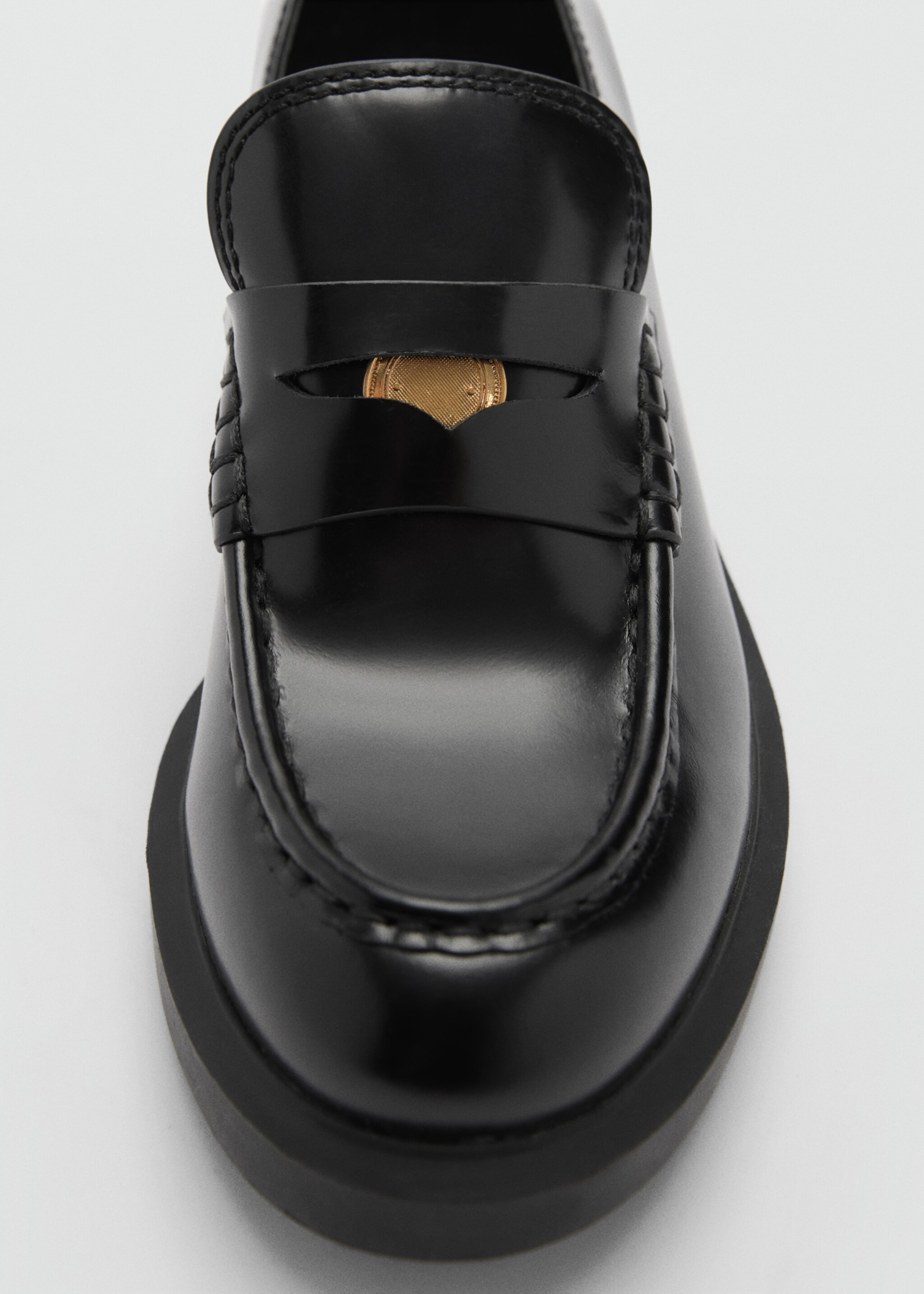 Mocassim de pele com pormenor metálico - Pormenor do artigo 2, Preto. Ref: 77076341-00.