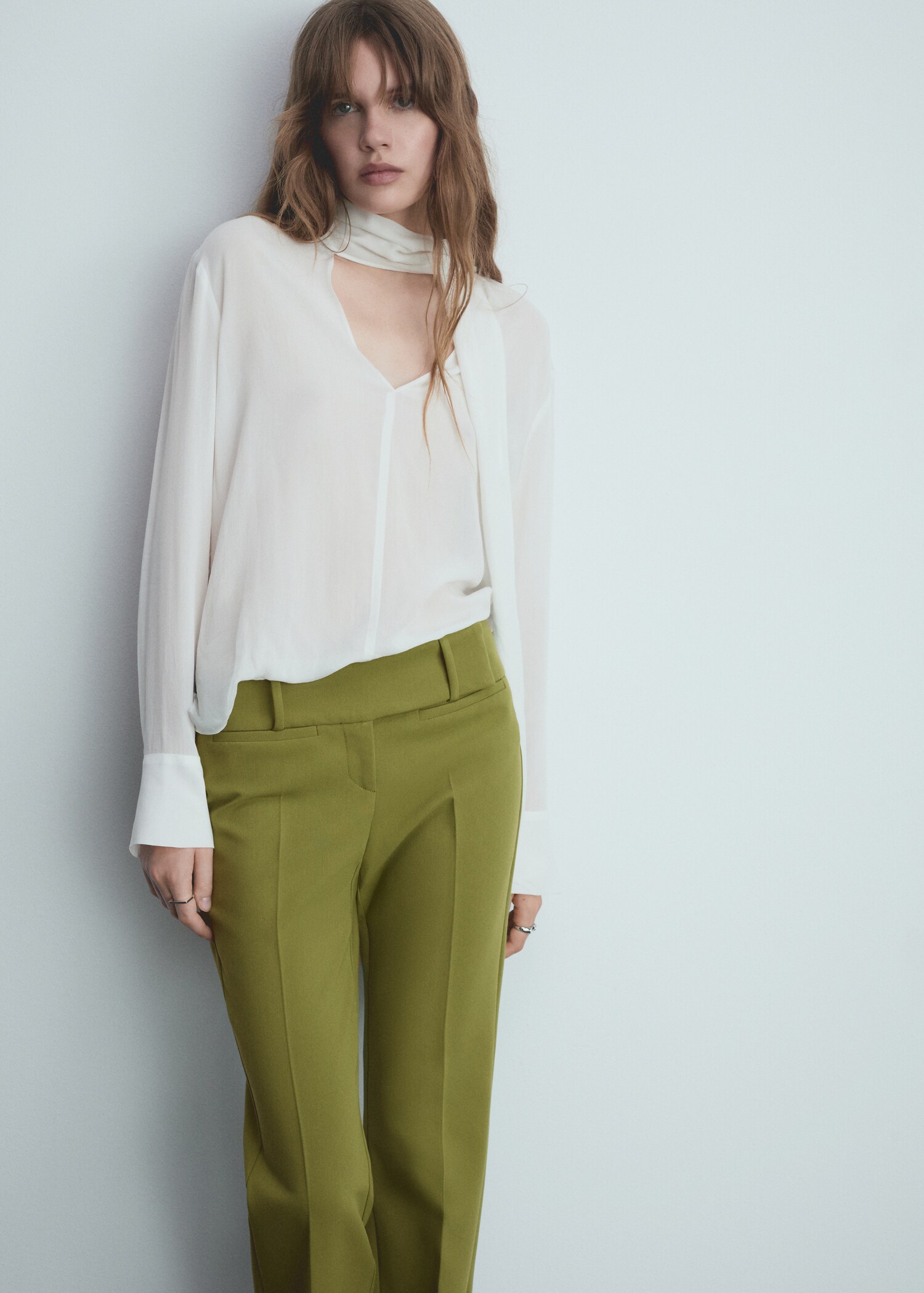 Low-rise flared trousers - Details of the article 1