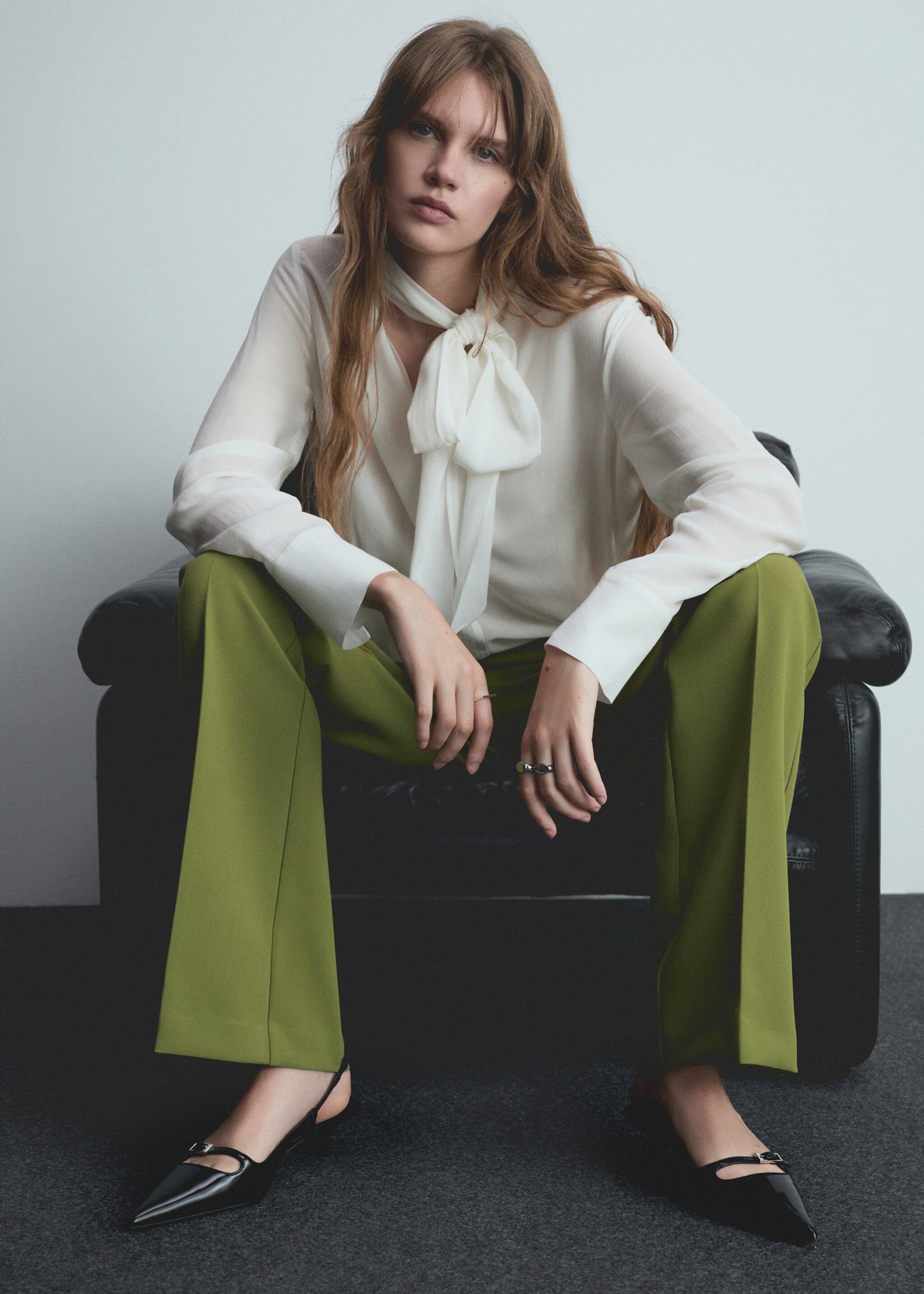 Low-rise flared trousers - Details of the article 2, Green. Ref: 77076755-00.