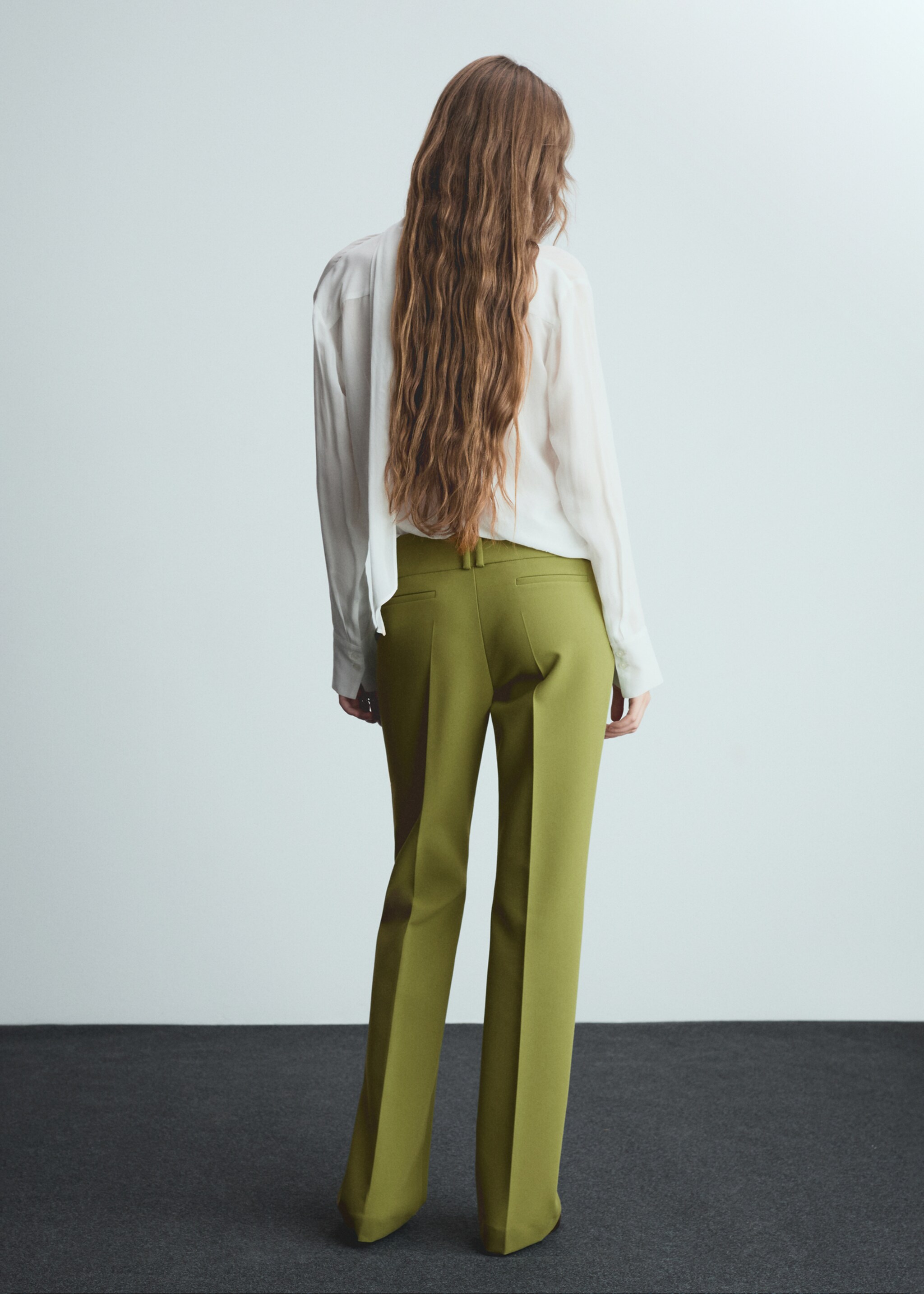 Low-rise flared trousers - Reverse of the article, Green. Ref: 77076755-00.
