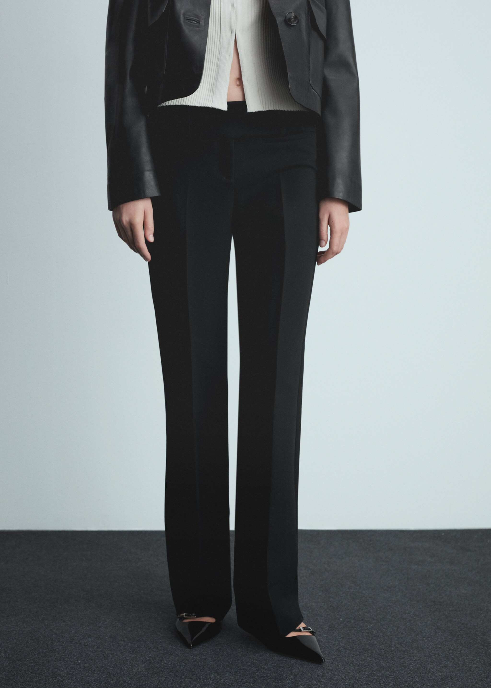 Low-rise flared trousers - Medium plane, Black. Ref: 77076755-00.