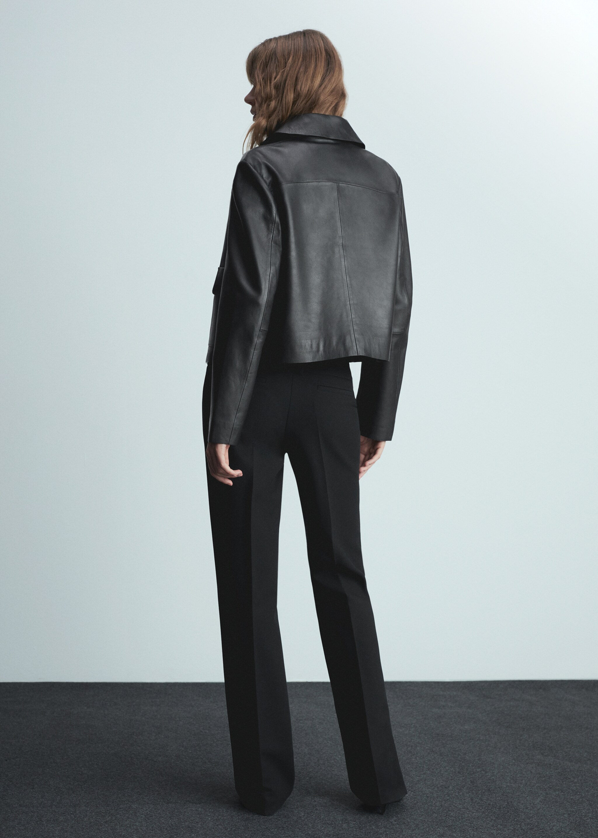Low-rise flared trousers - Reverse of the article, Black. Ref: 77076755-00.