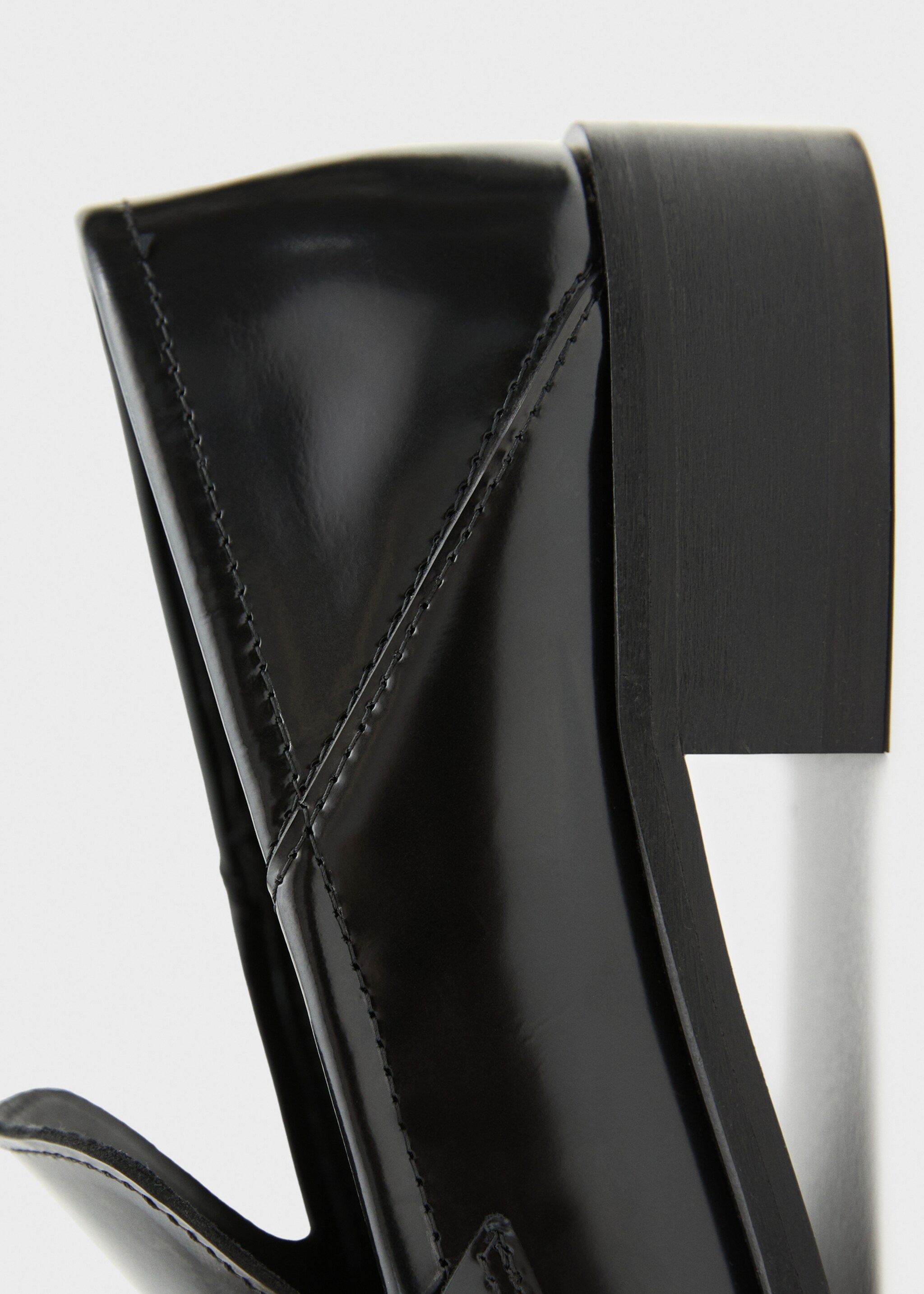 Leren schoen met metallic detail - Detail van het artikel 2, Zwart. Ref: 77076757-00.