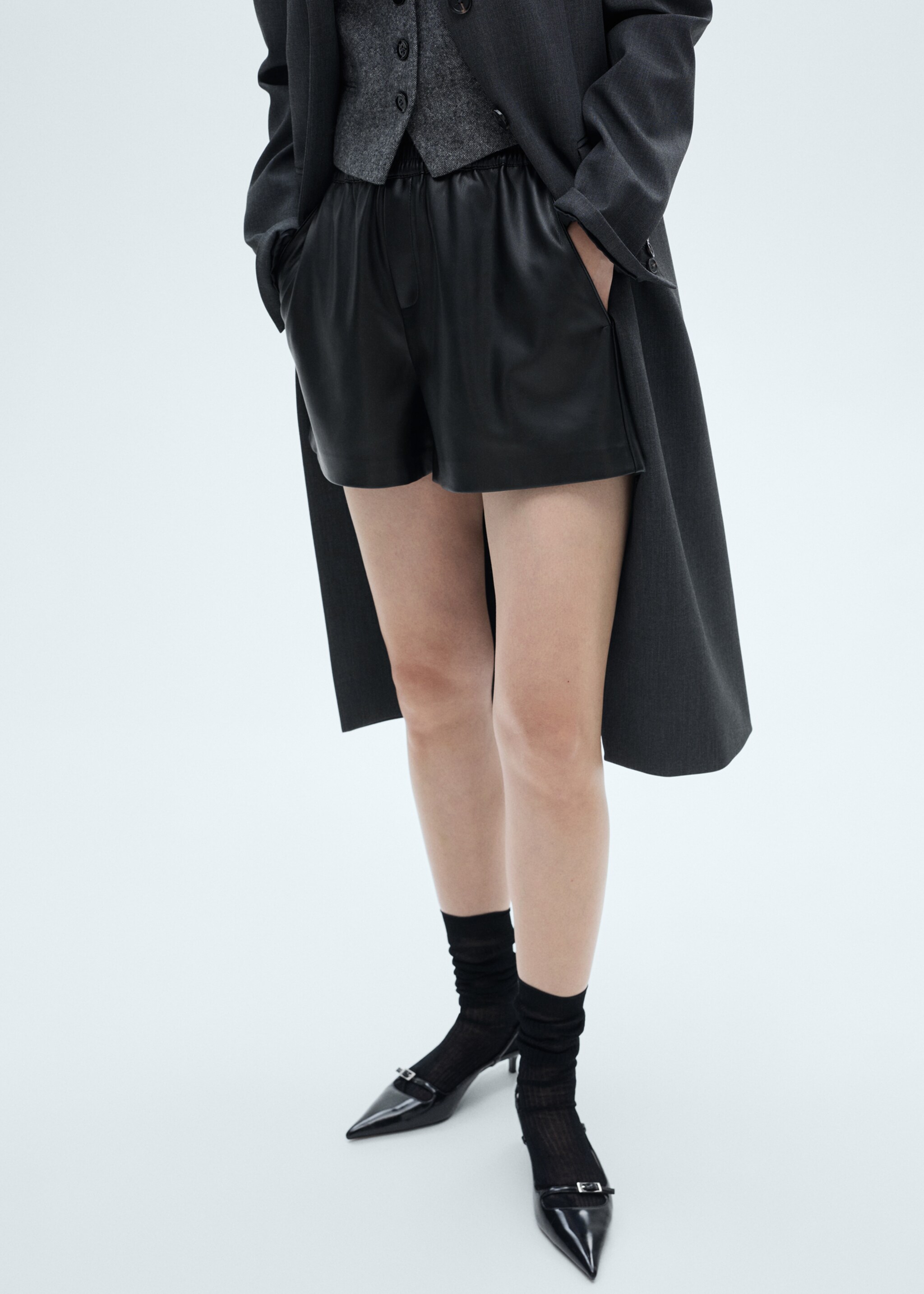 Leather-effect shorts with elastic waist - Medium plane, Black. Ref: 77077117-00.