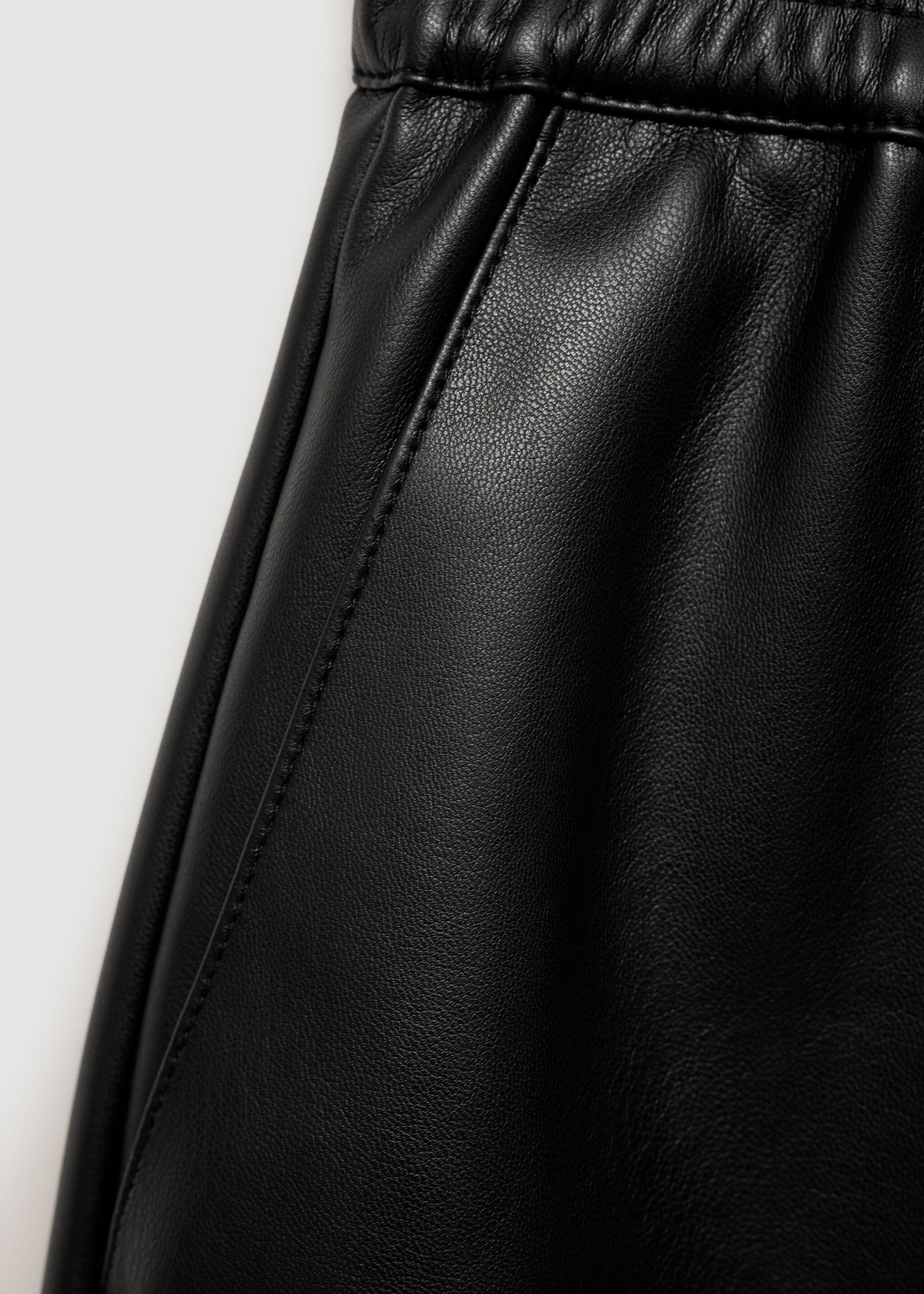 Leather-effect shorts with elastic waist - Details of the article 0, Black. Ref: 77077117-00.