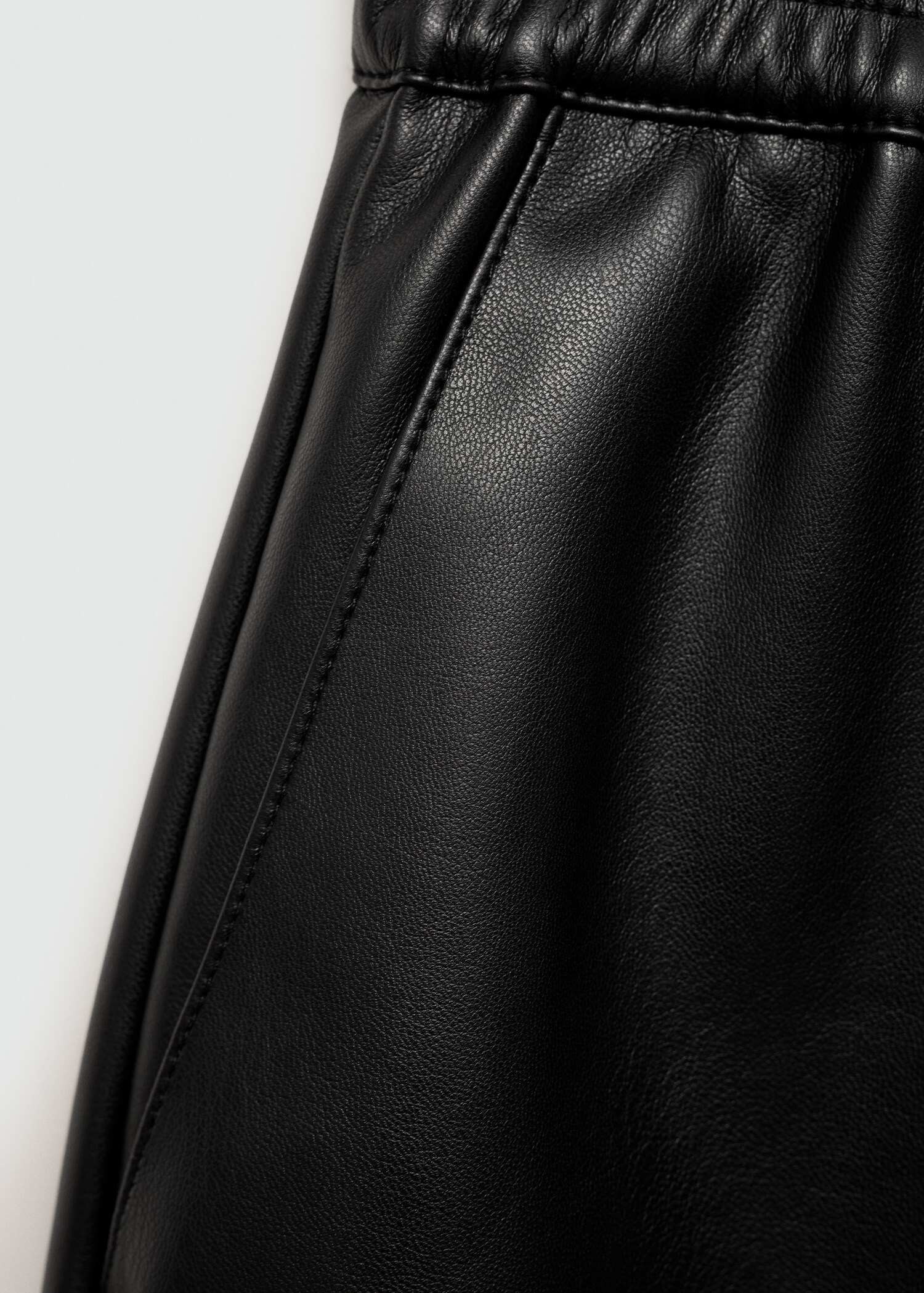 Leather-effect shorts with elastic waist - Details of the article 0