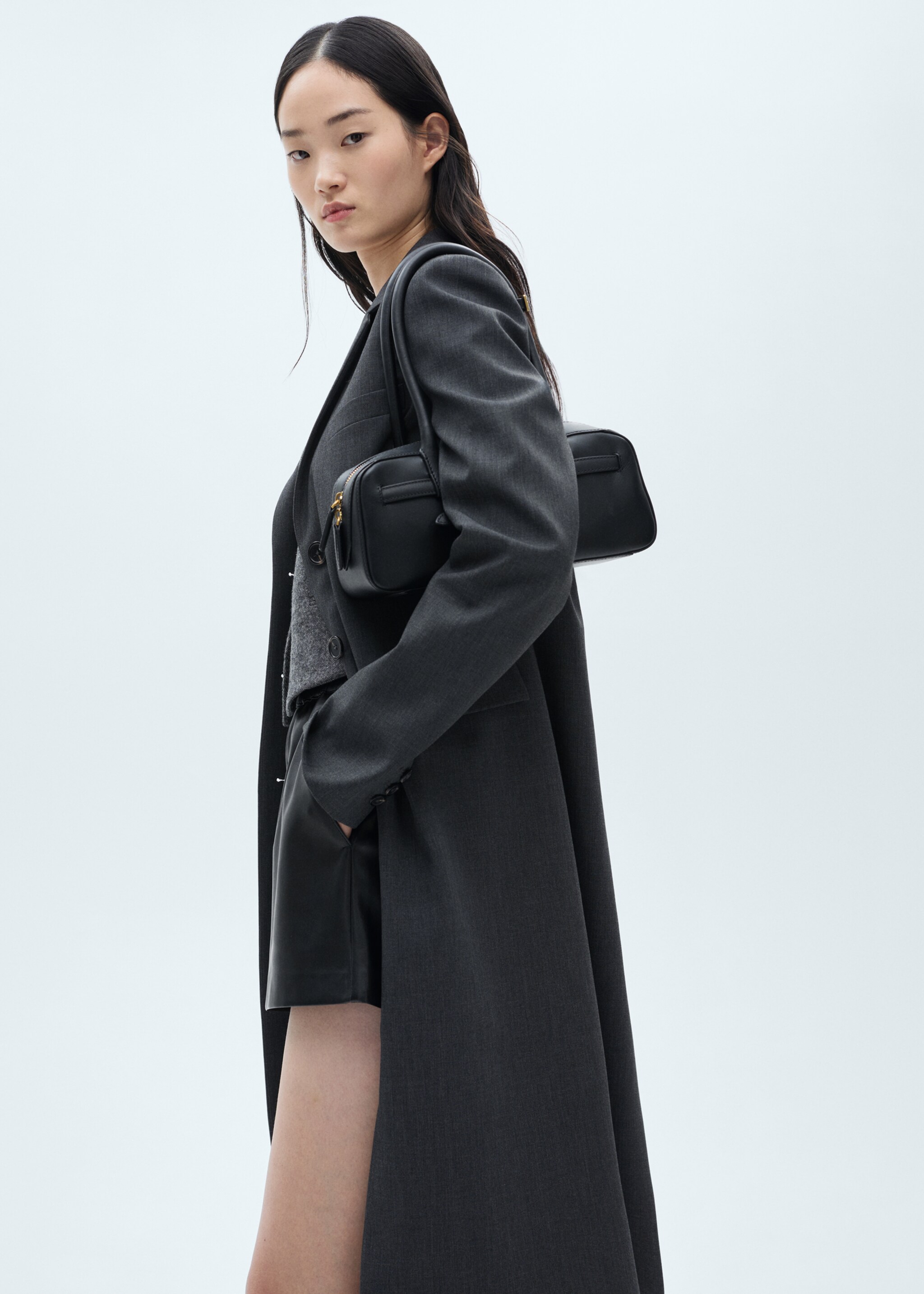 Leather-effect shorts with elastic waist - Details of the article 2, Black. Ref: 77077117-00.