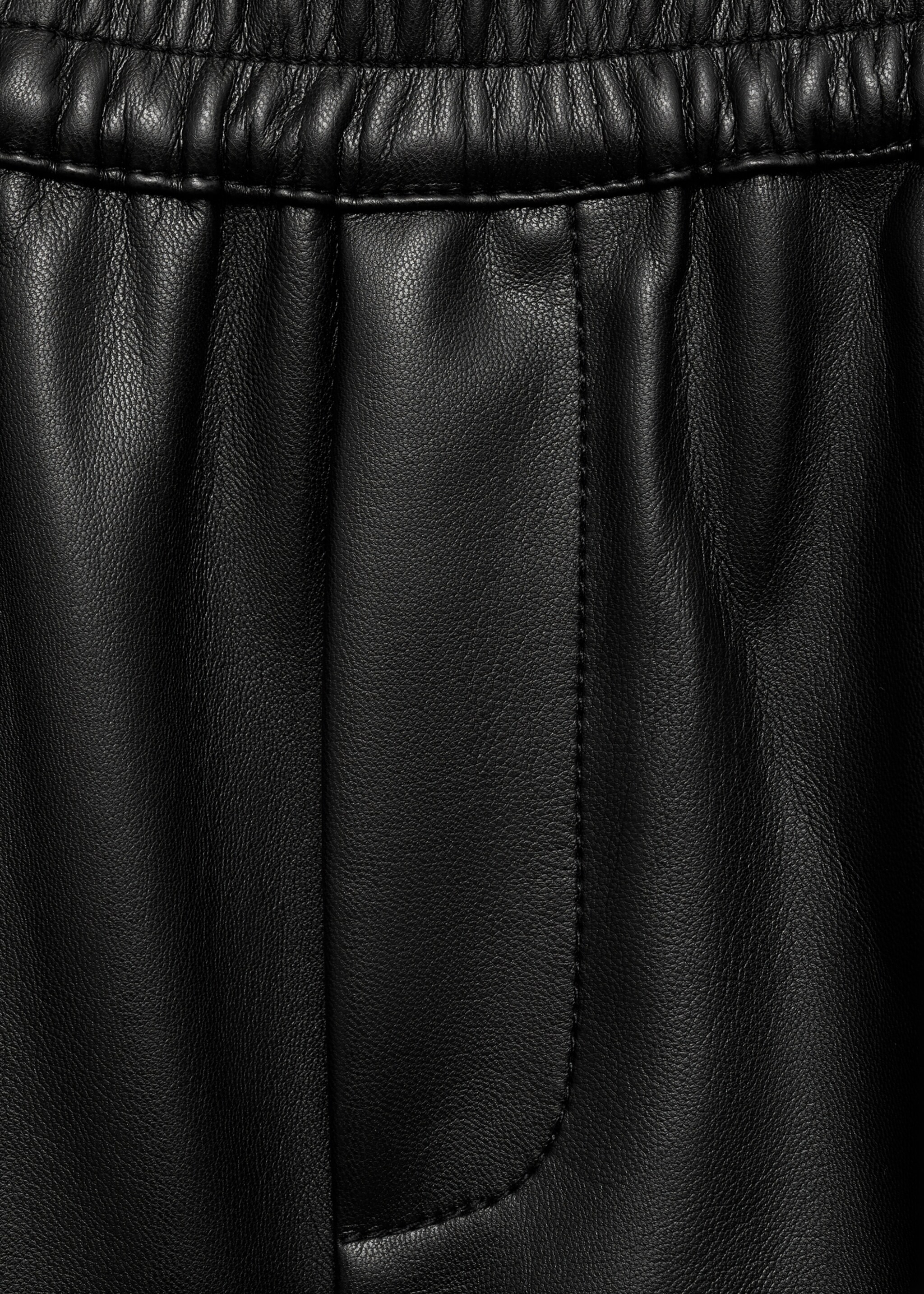 Leather-effect shorts with elastic waist - Details of the article 8, Black. Ref: 77077117-00.