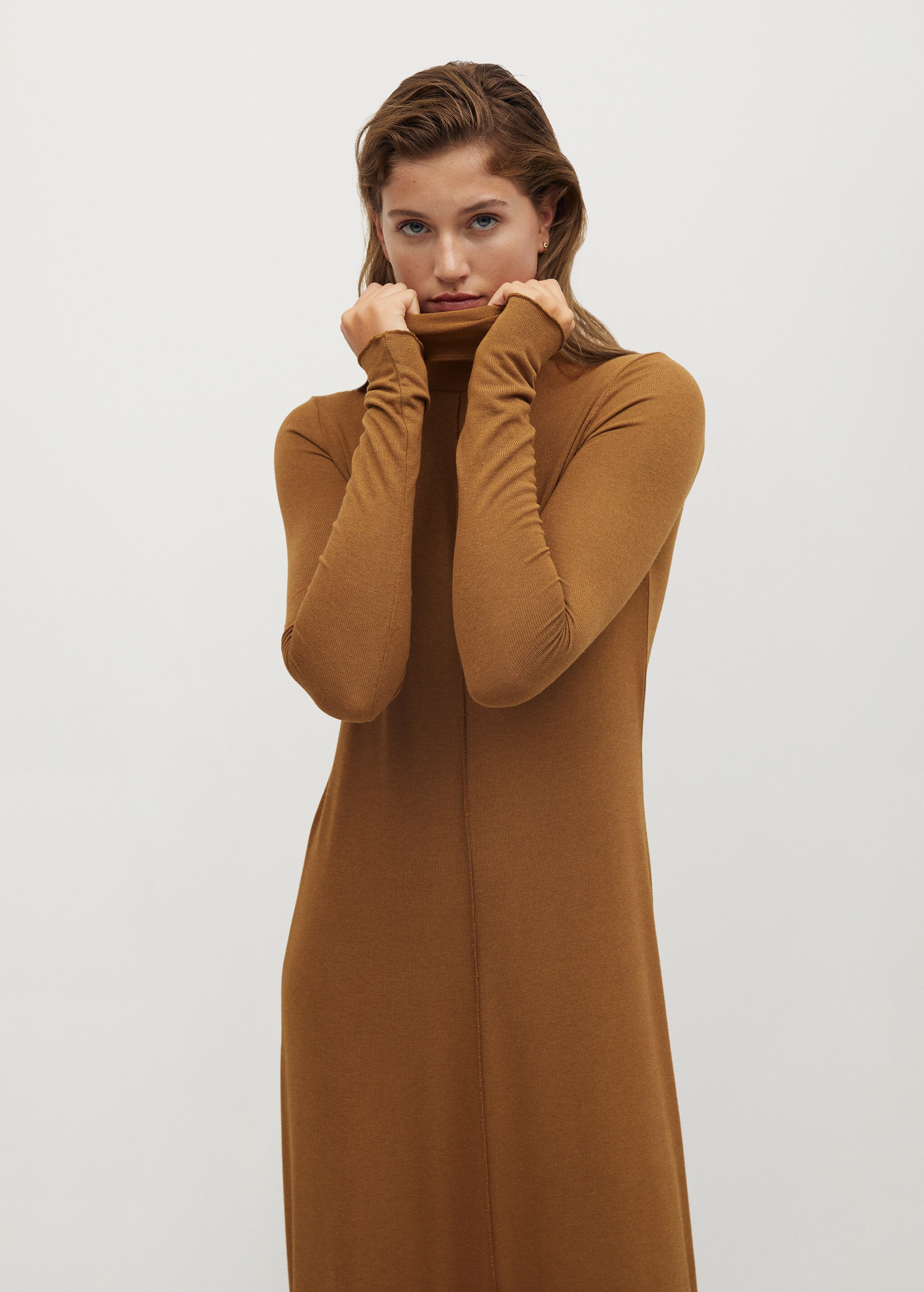 Vestido punto cuello alto - Plano medio