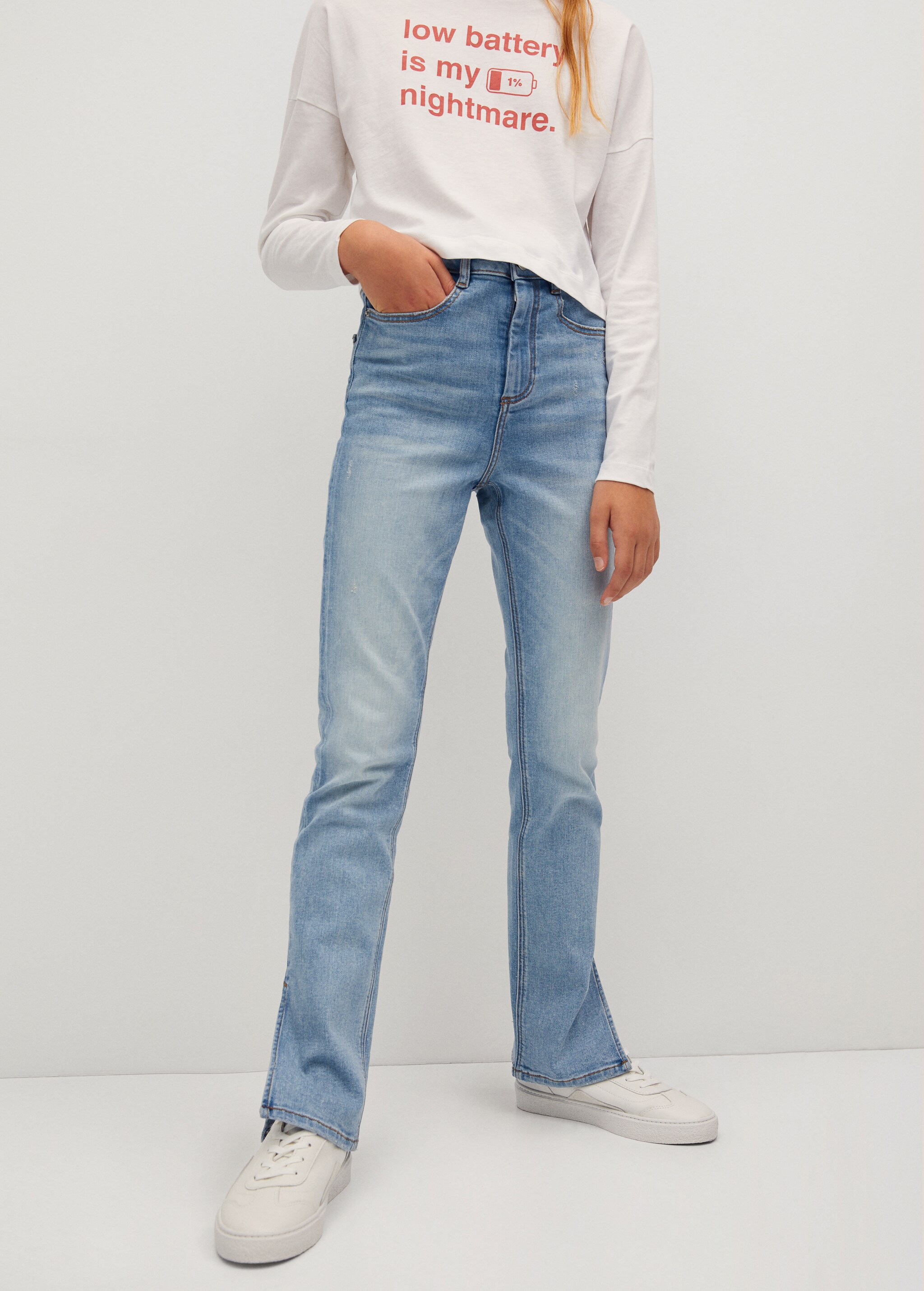 Medium Washed Jeans mit Seitenschlitzen  - Mittlere Ansicht