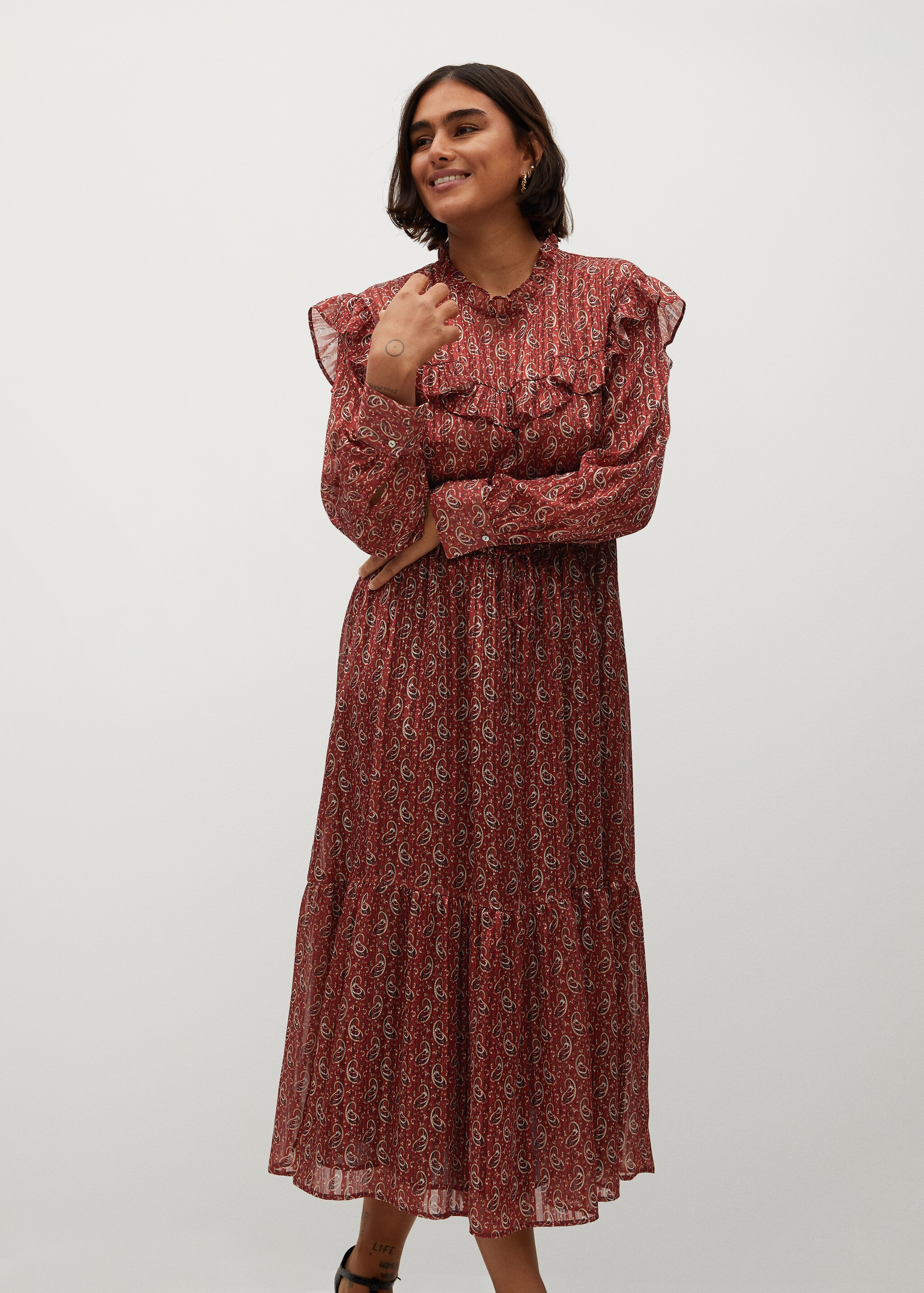Vestido paisley volantes - Plano medio