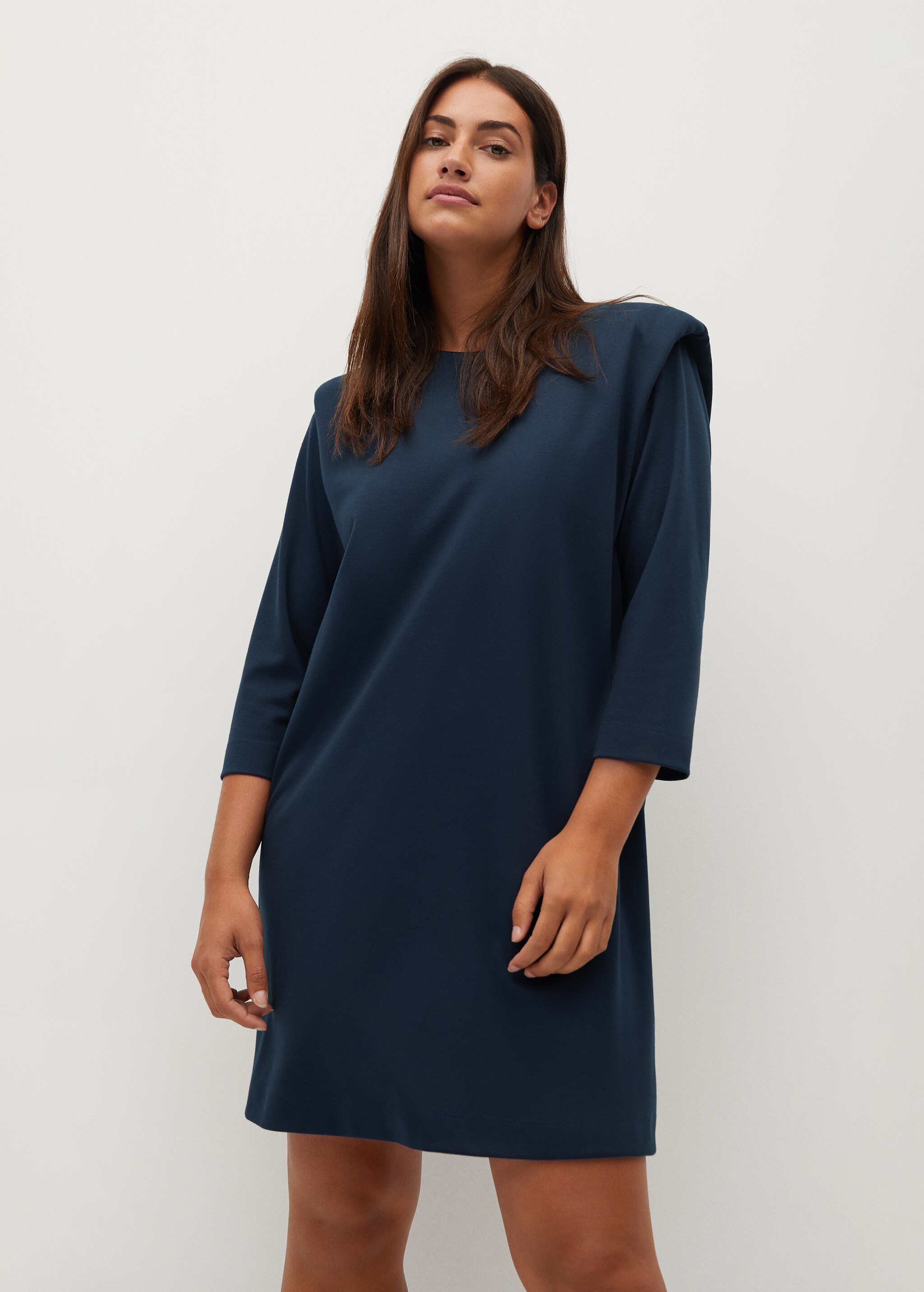 Robe épaulettes - Plan moyen