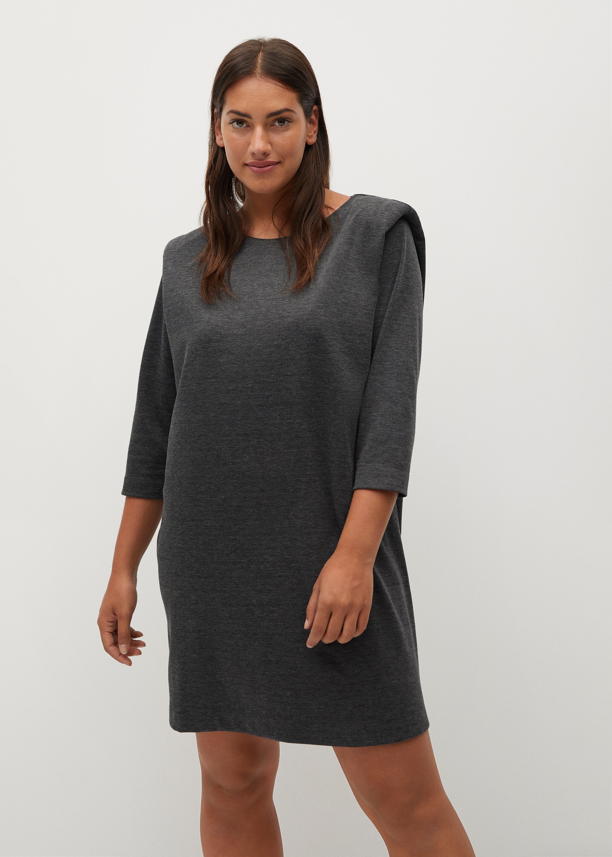 Robe épaulettes - Plan moyen