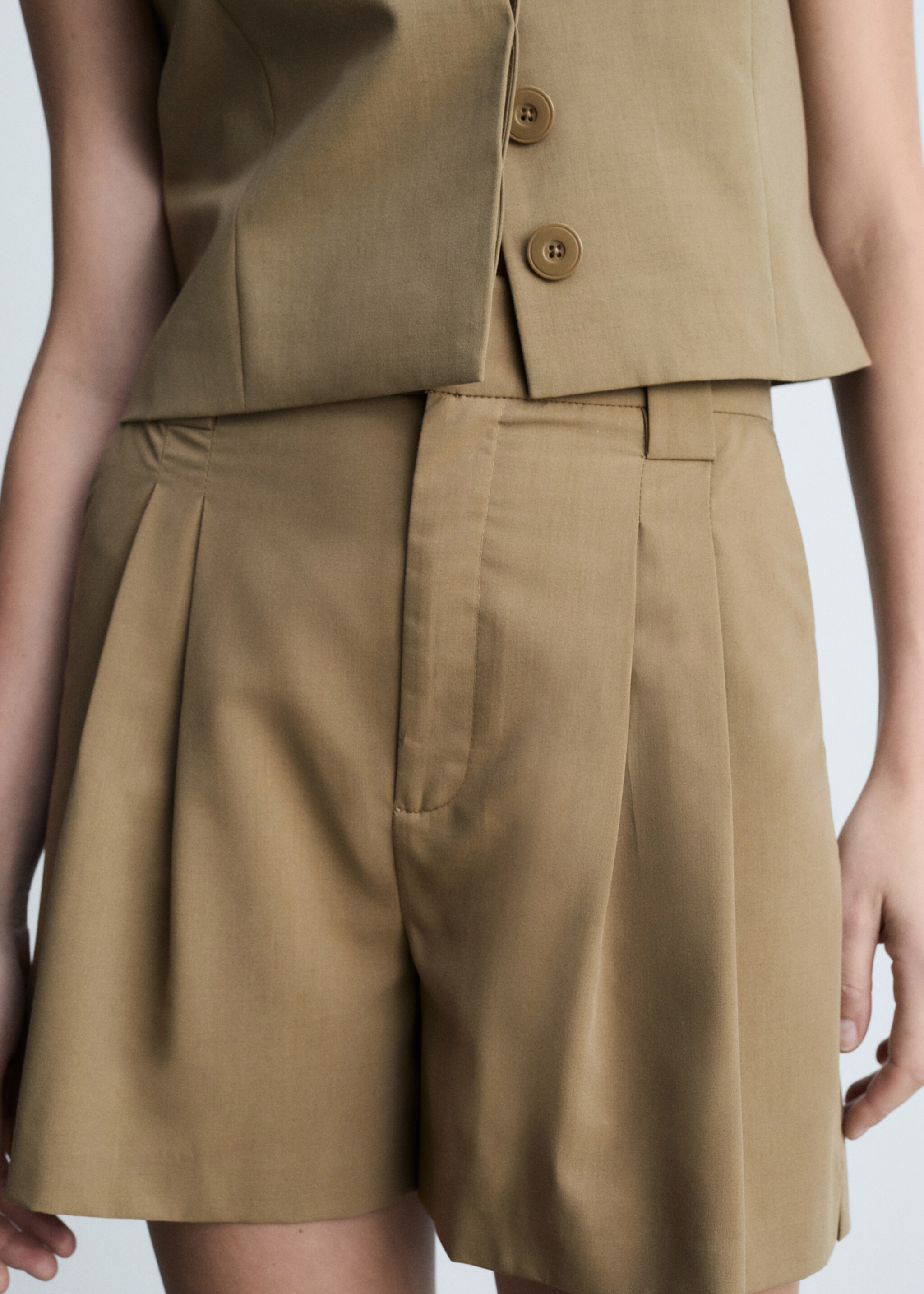 Pleated suit bermuda shorts - Details of the article 6, Khaki. Ref: 77077647-00.