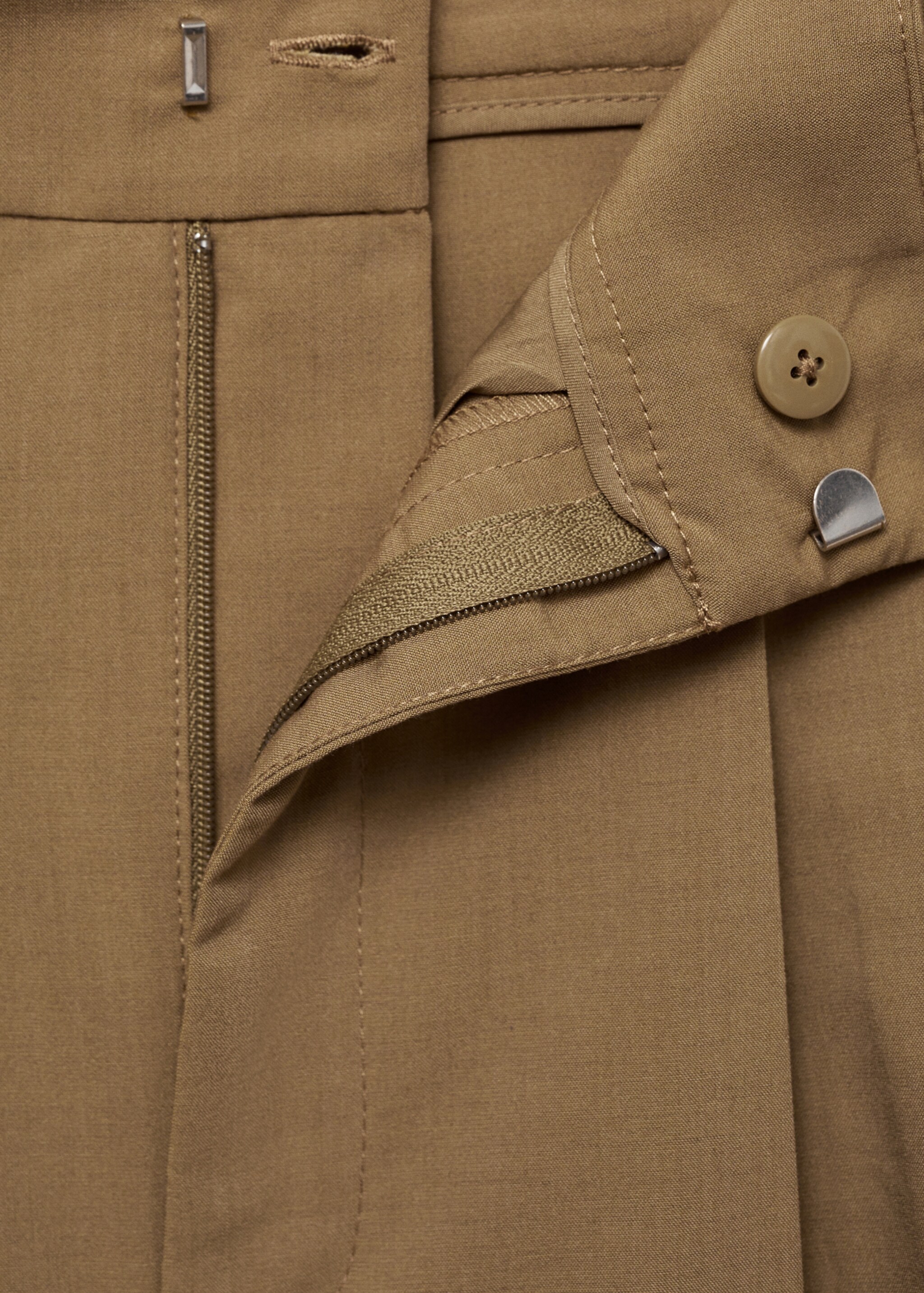 Pleated suit bermuda shorts - Details of the article 8, Khaki. Ref: 77077647-00.