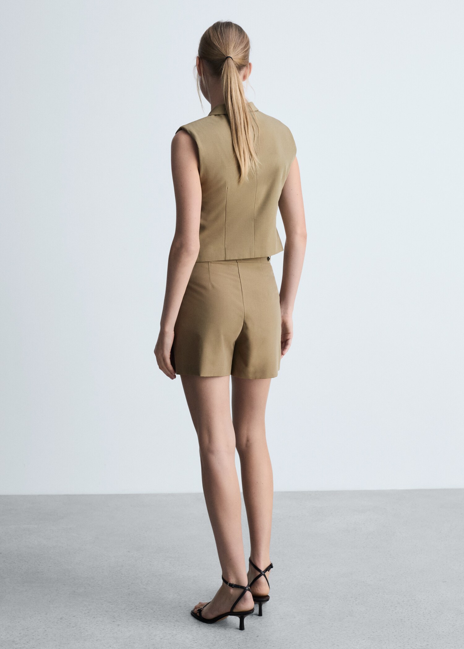 Pleated suit bermuda shorts - Reverse of the article