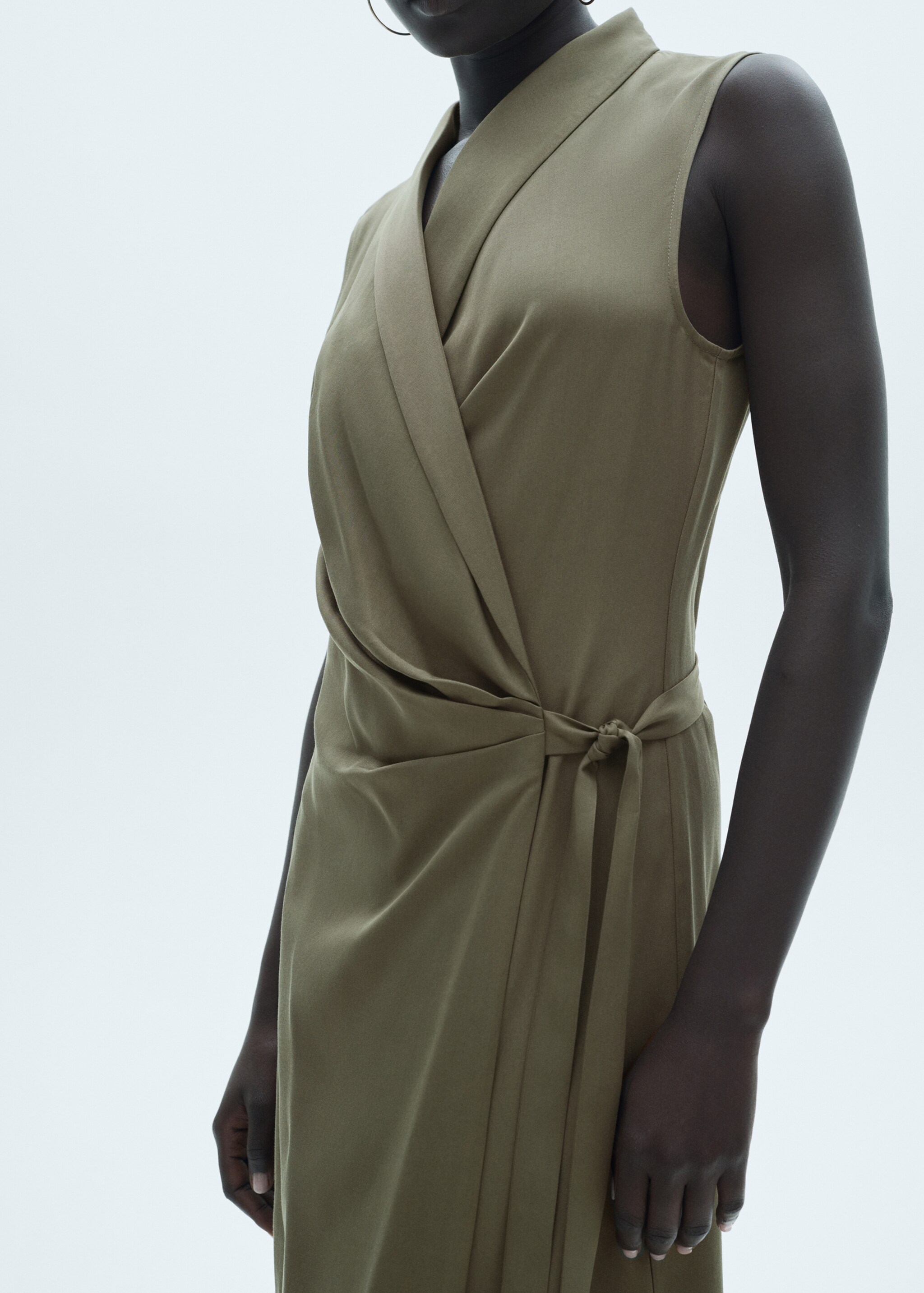Lyocell-Kleid mit Knotendetail - Detail des Artikels 6, Khaki. Ref: 77077649-00.