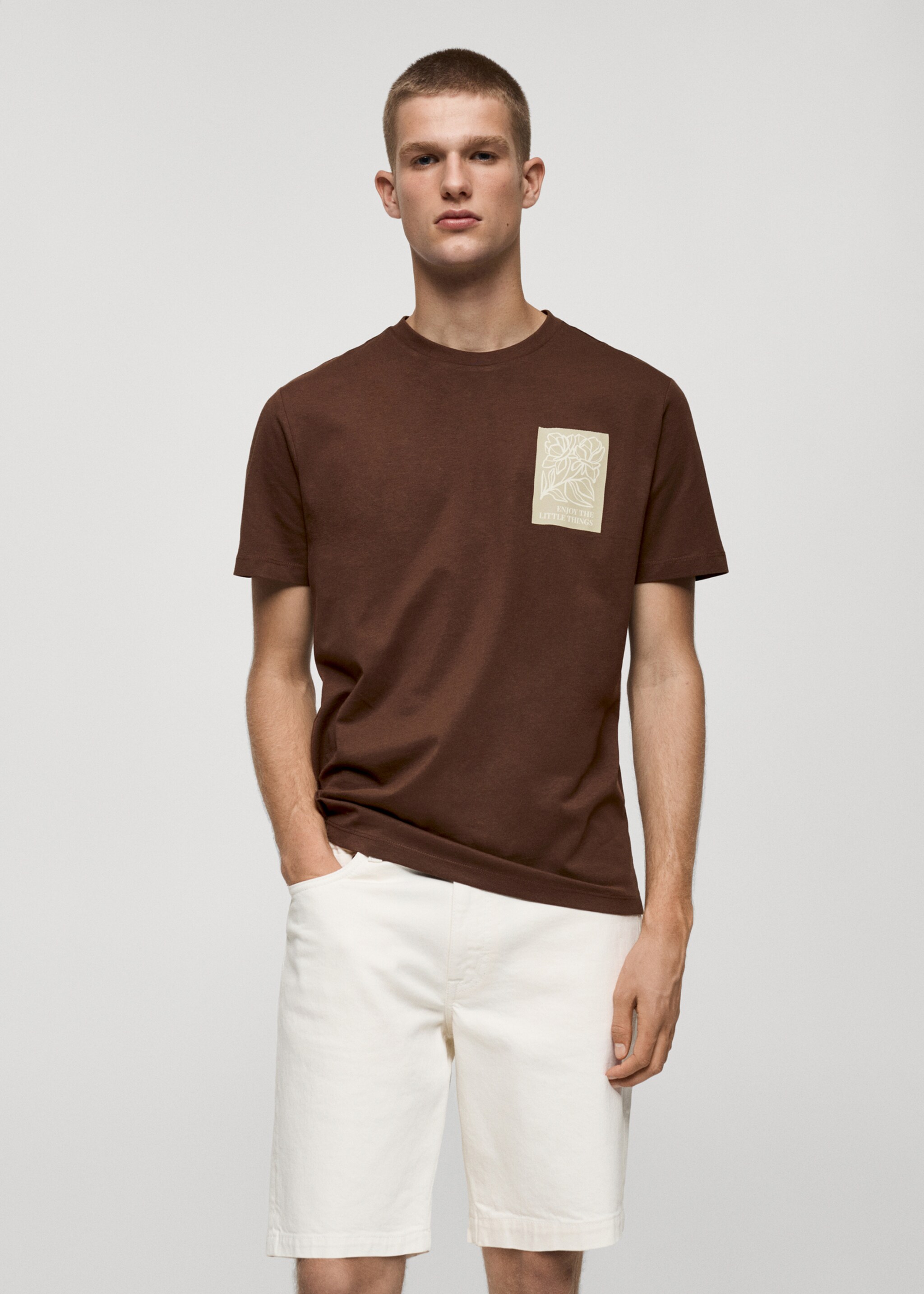 T-Shirt aus 100 % Baumwolle mit Muster auf der Brustpartie - Mittlere Ansicht