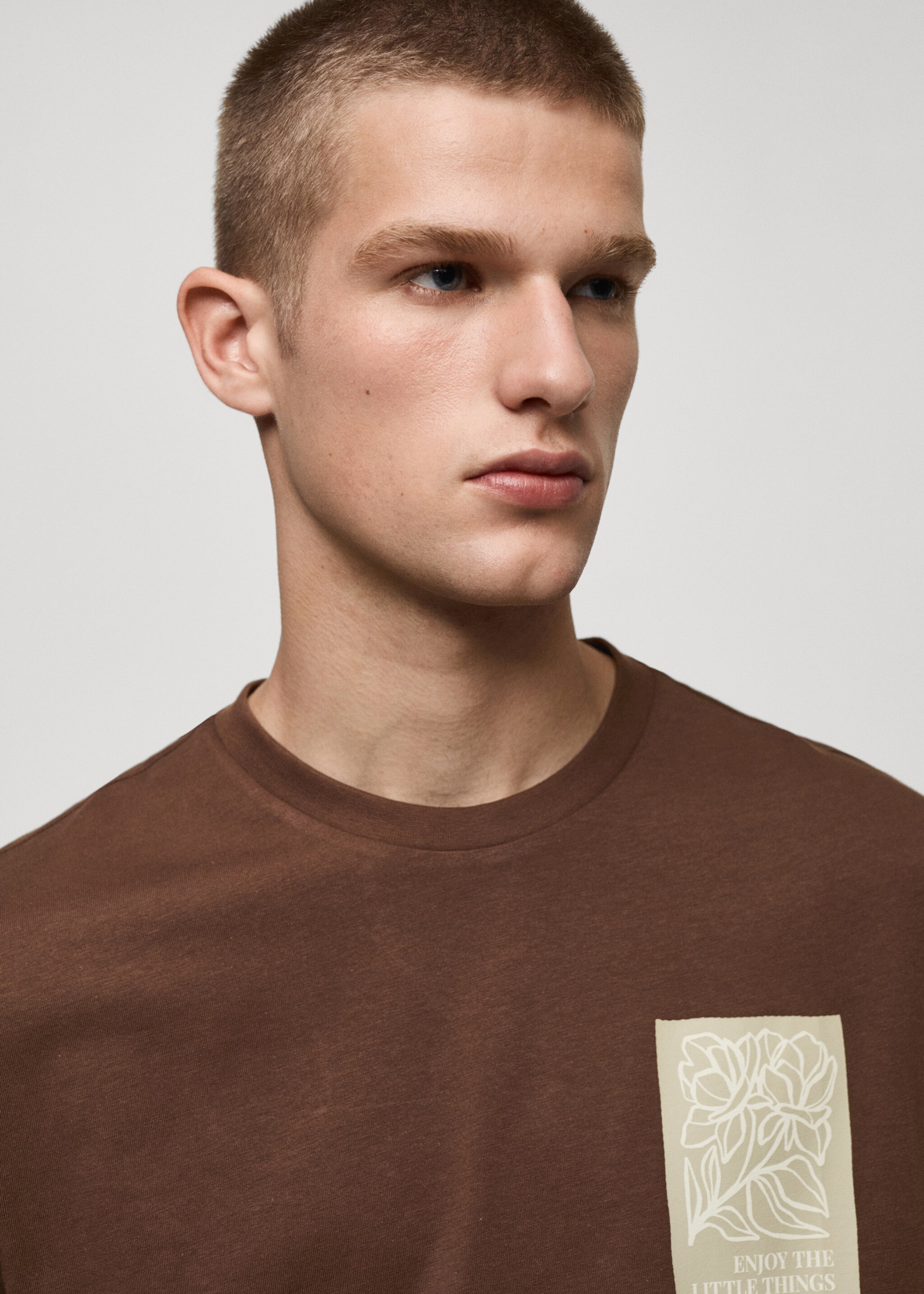 T-Shirt aus 100 % Baumwolle mit Muster auf der Brustpartie - Detail des Artikels 1