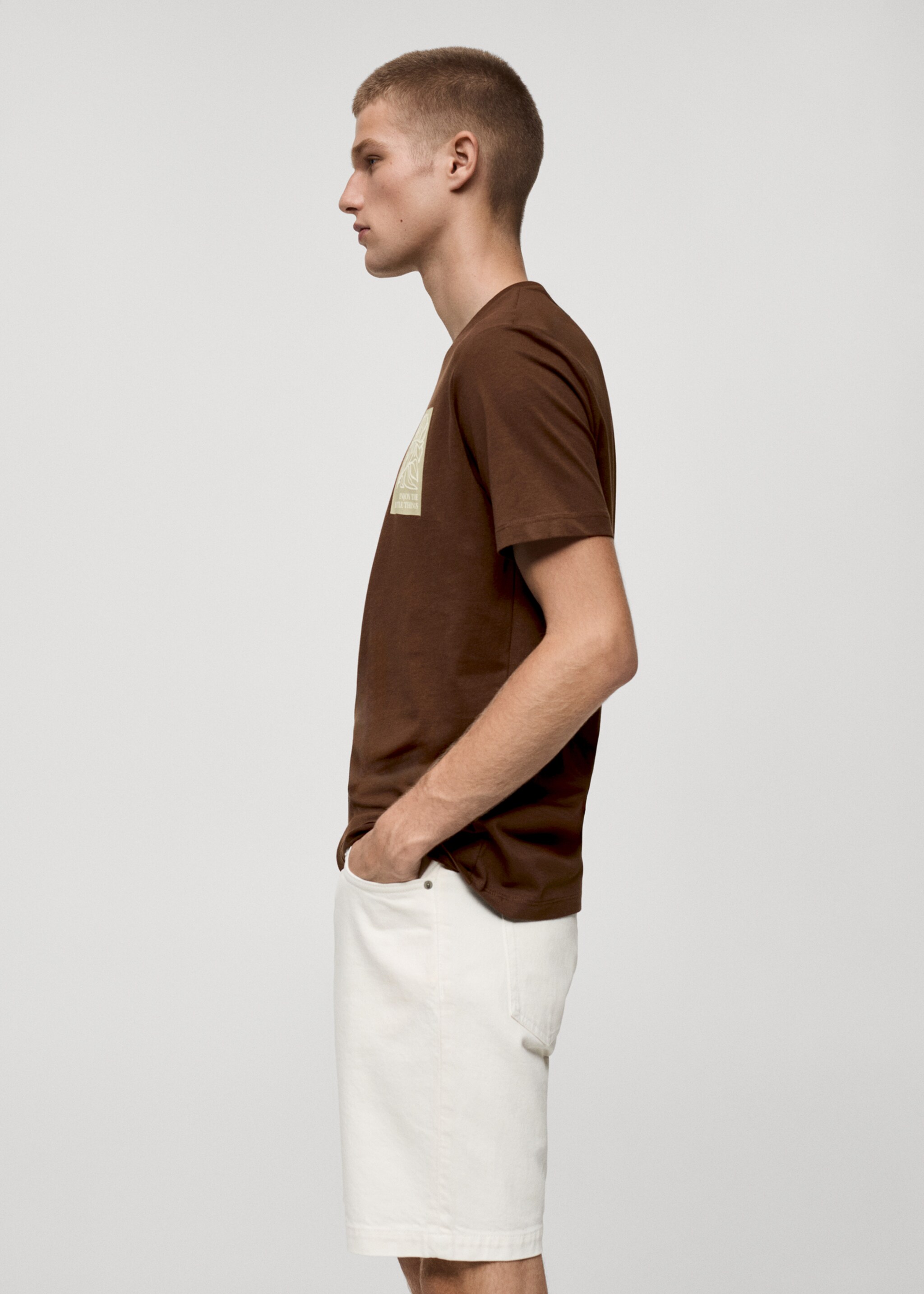 T-Shirt aus 100 % Baumwolle mit Muster auf der Brustpartie - Detail des Artikels 2
