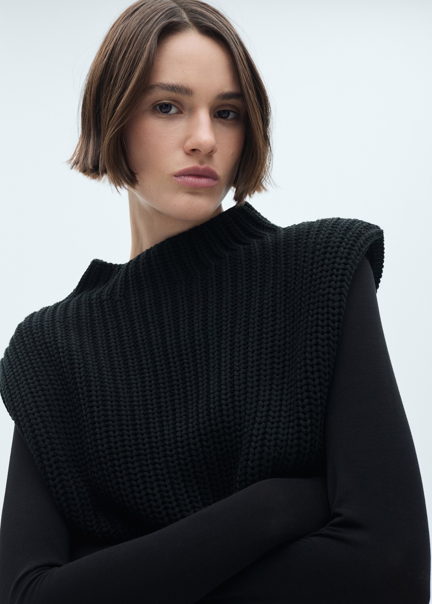 Knitted gilet with shoulder pads - Details of the article 1