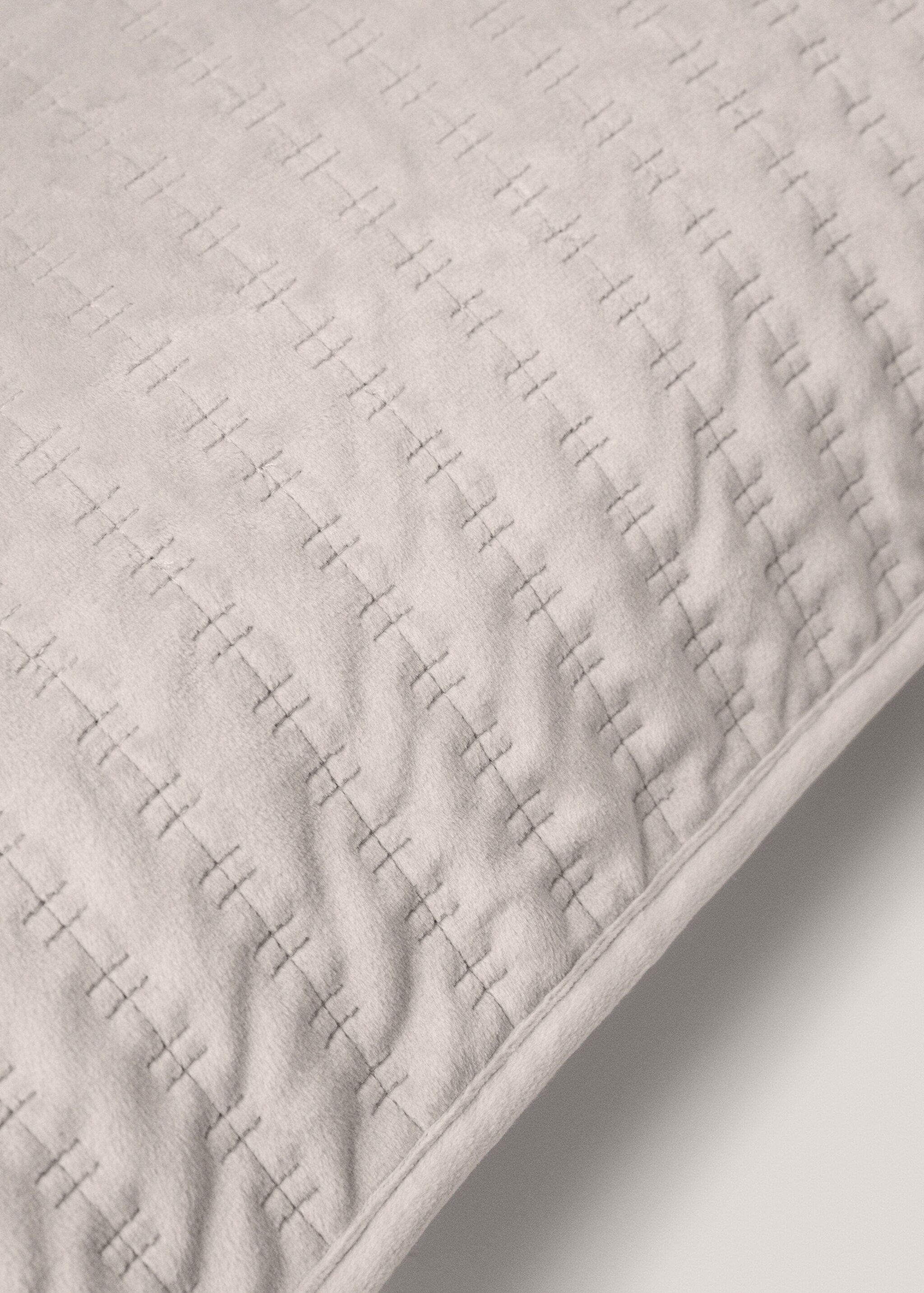 Velvet cushion cover - Details of the article 2, Beige. Ref: 77077668-00.