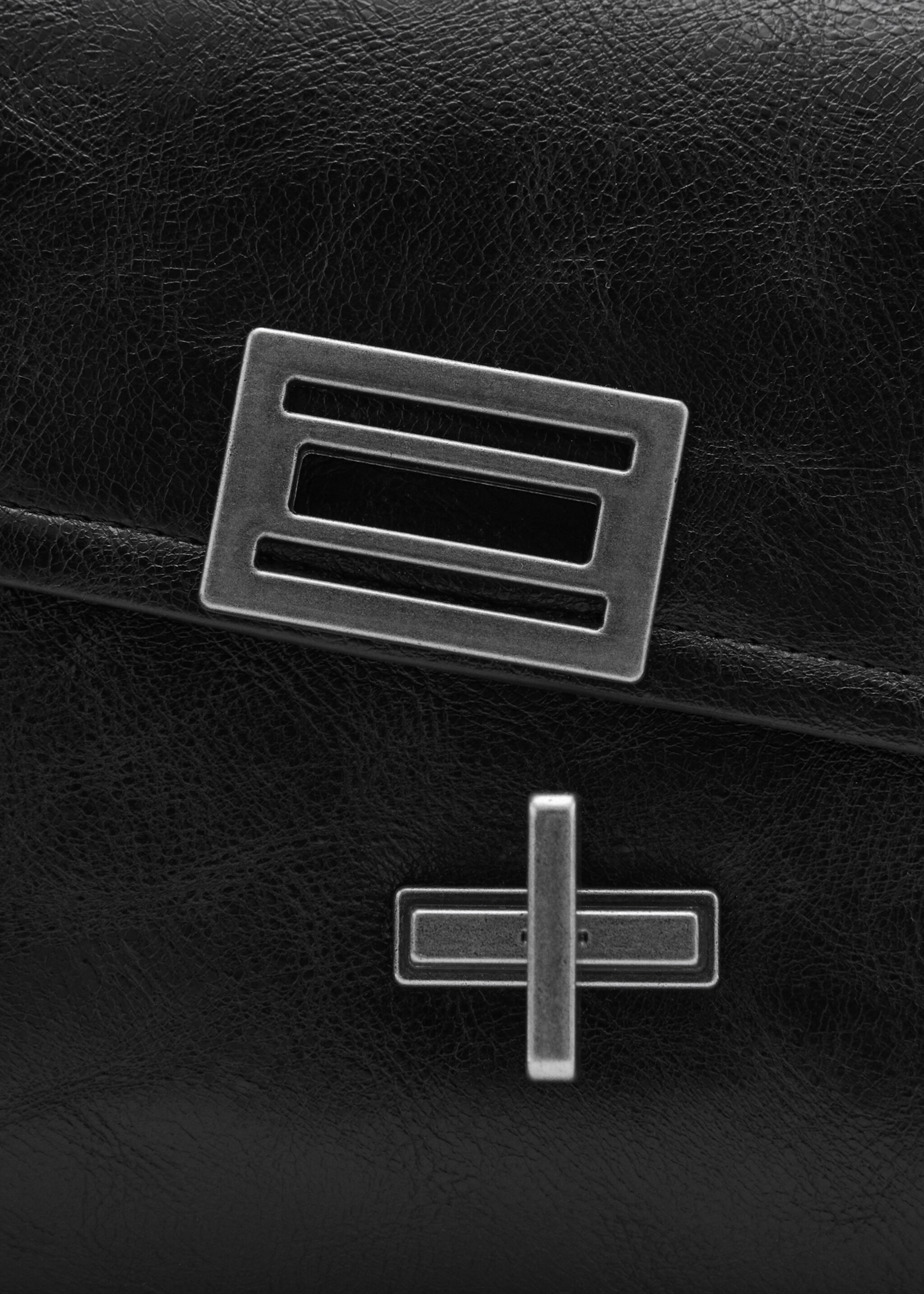 Flap bag with metal closure - Details of the article 1, Black. Ref: 77077673-00.