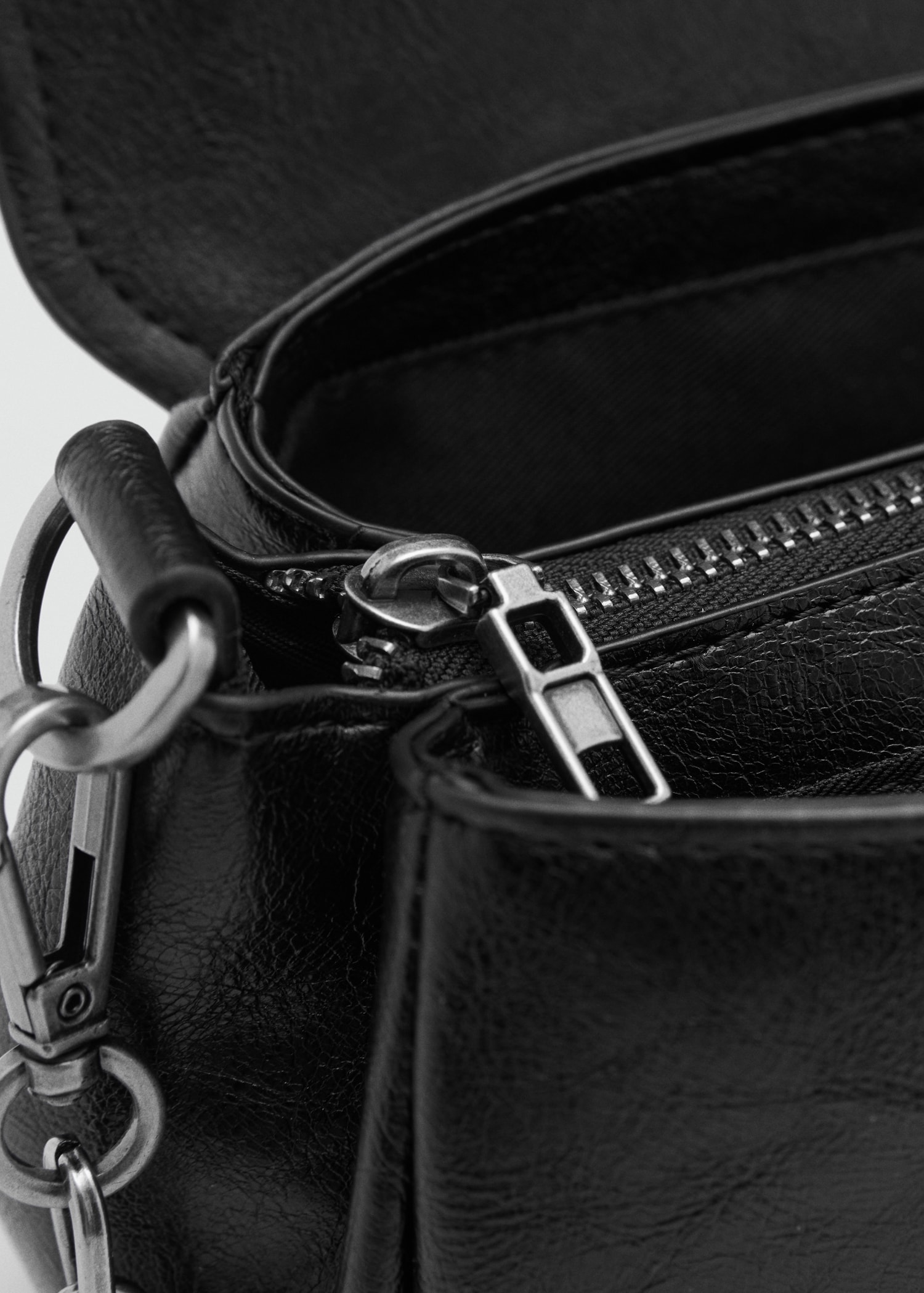 Tasche mit Umschlag und Metallverschluss Damen MANGO OUTLET