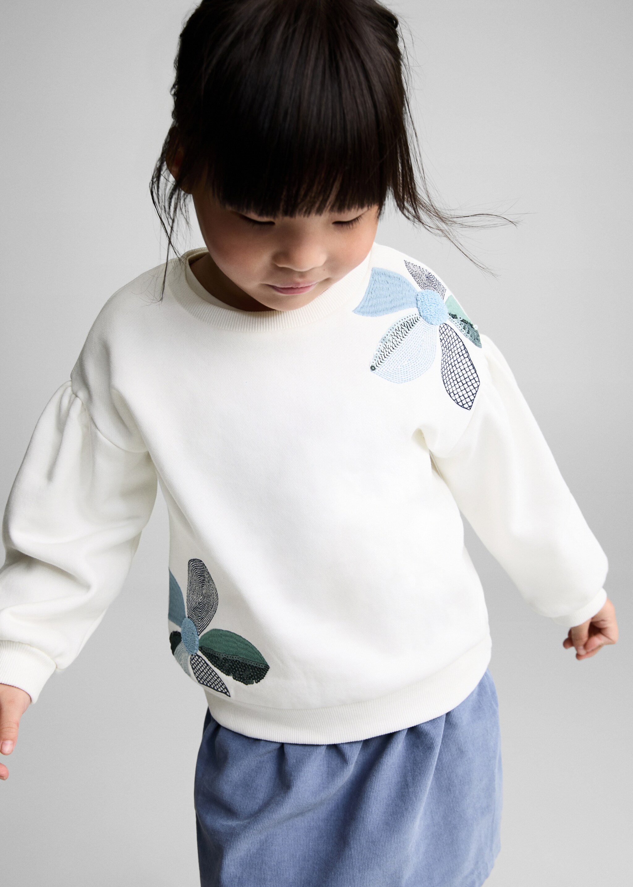 Sweatshirt mit floraler Stickerei - Mittlere Ansicht