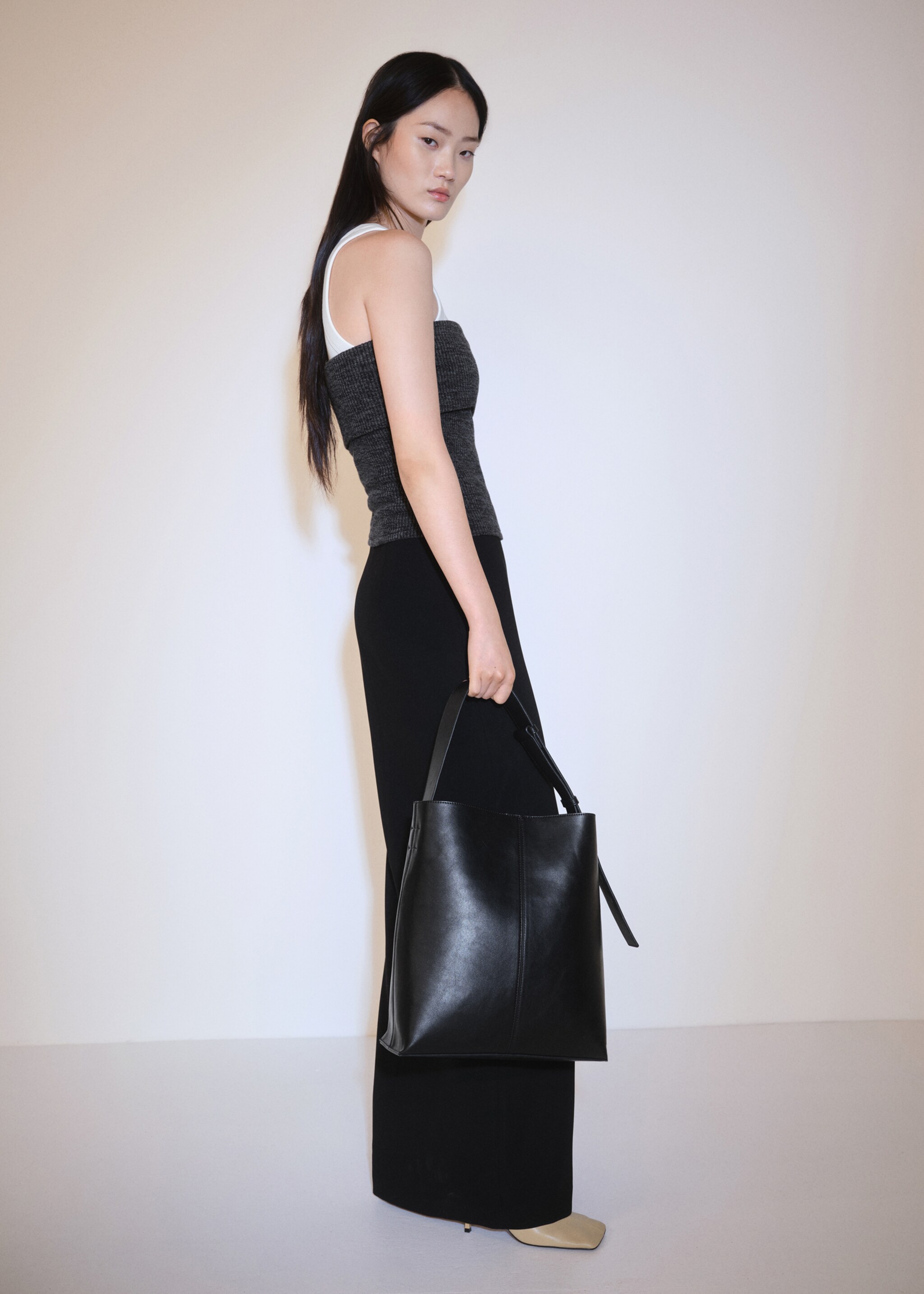 Top escot girat - Detall de l'article 6, Gris. Ref: 77077691-00.