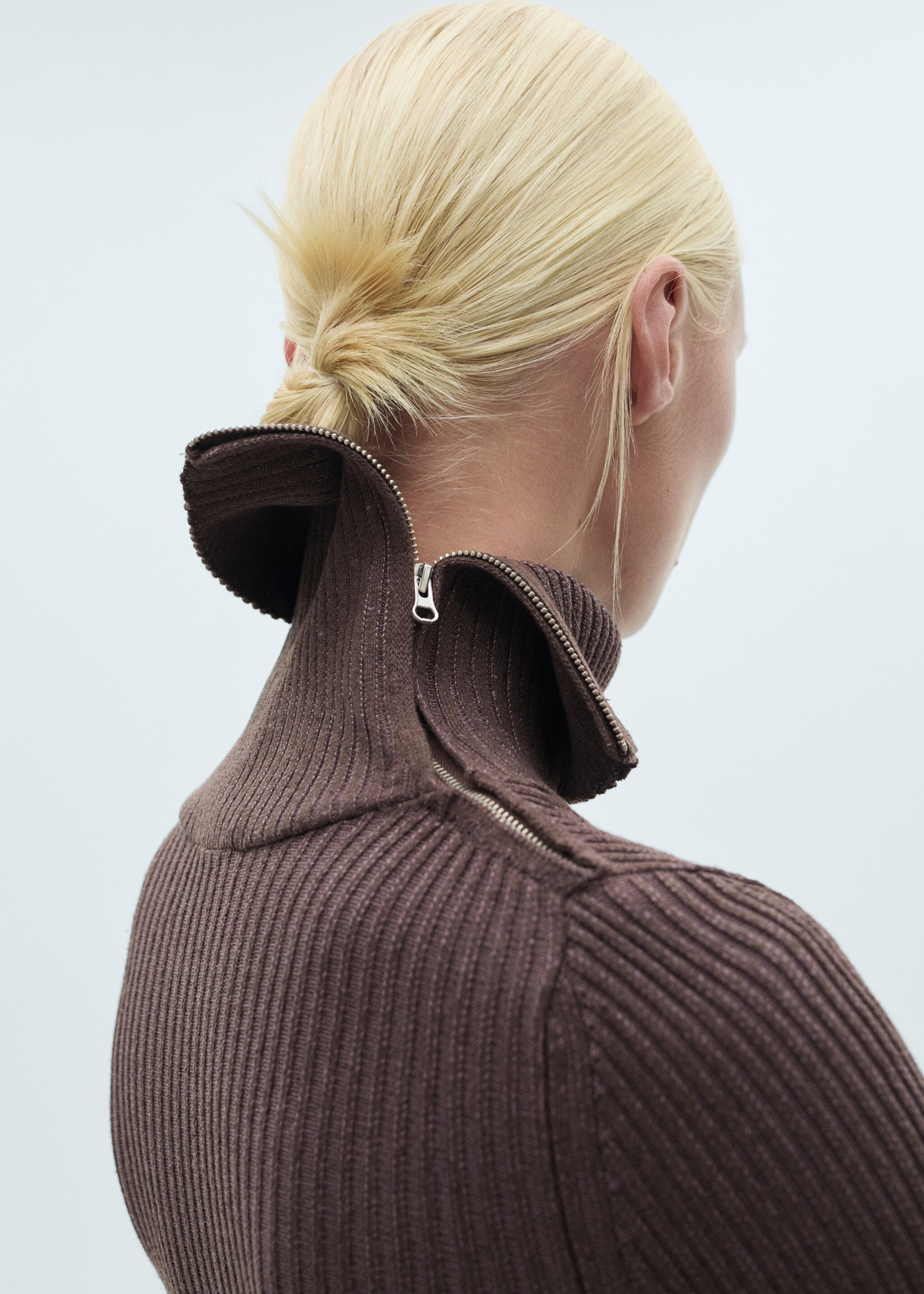 Geripptes Kleid mit Reverskragen - Detail des Artikels 6, Bordeaux. Ref: 77077711-00.