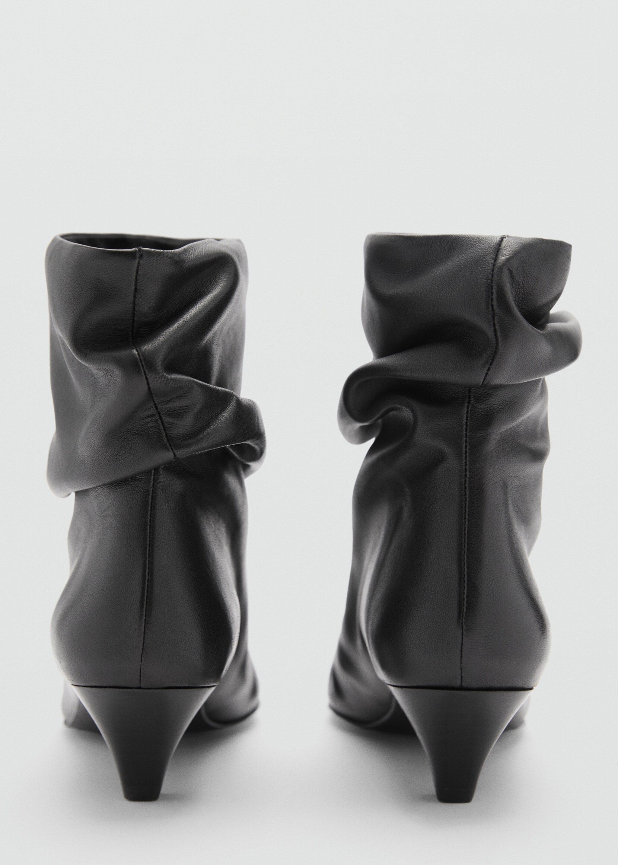Leder-Stiefelette mit Kittenheel - Detail des Artikels 2, Schwarz. Ref: 77077714-00.