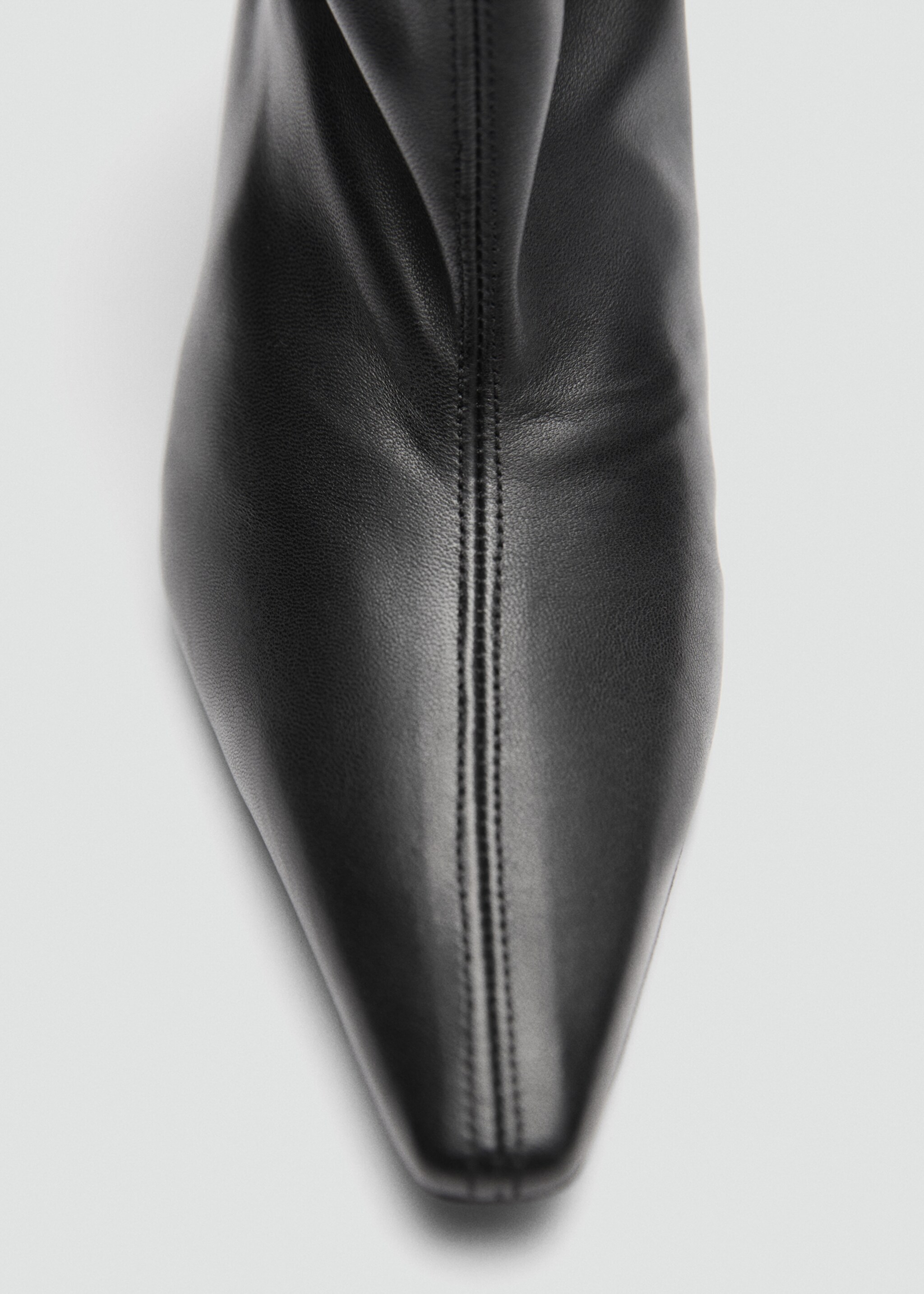 Leder-Stiefelette mit Kittenheel - Detail des Artikels 3, Schwarz. Ref: 77077714-00.