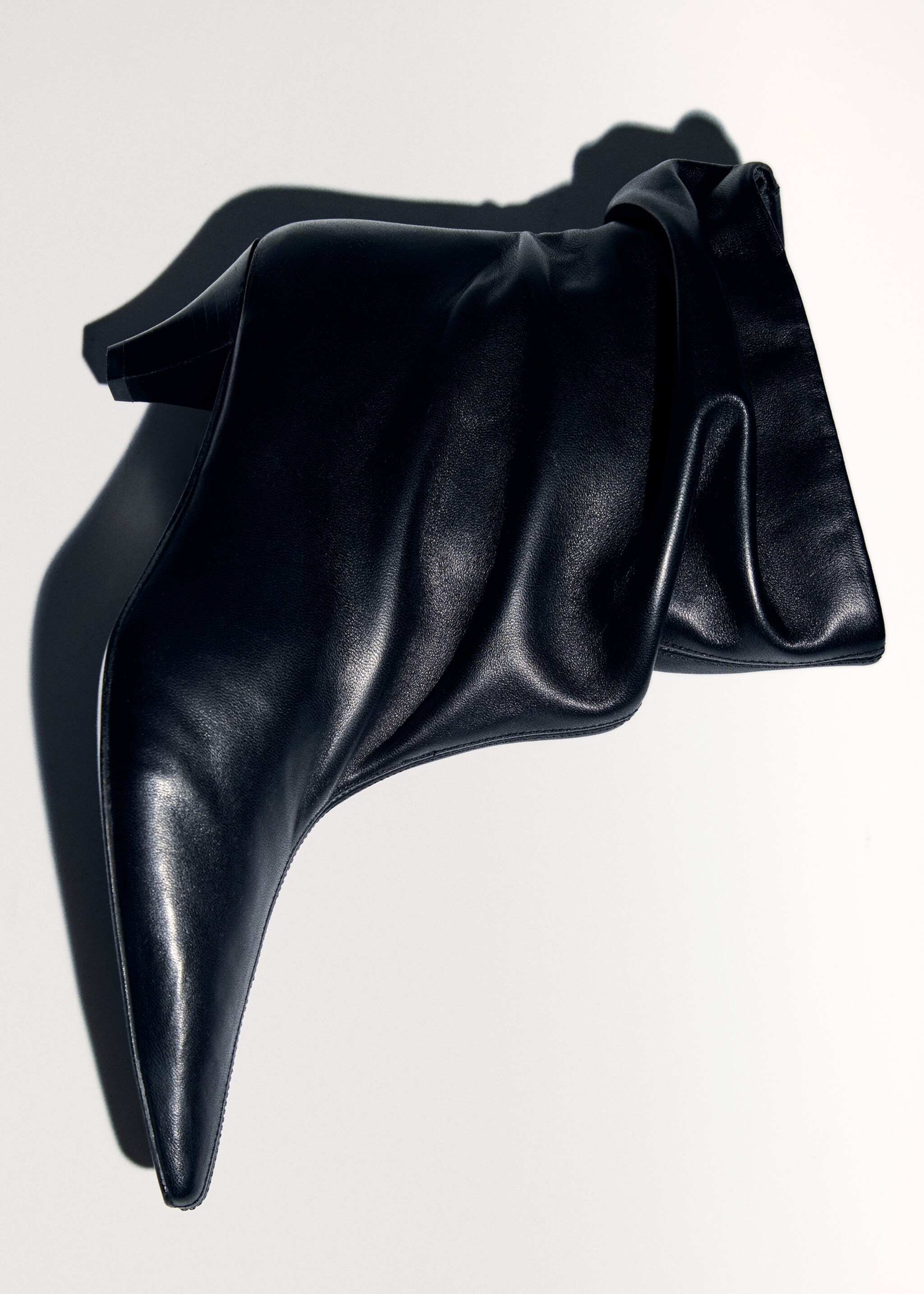 Leder-Stiefelette mit Kittenheel - Detail des Artikels 5, Schwarz. Ref: 77077714-00.