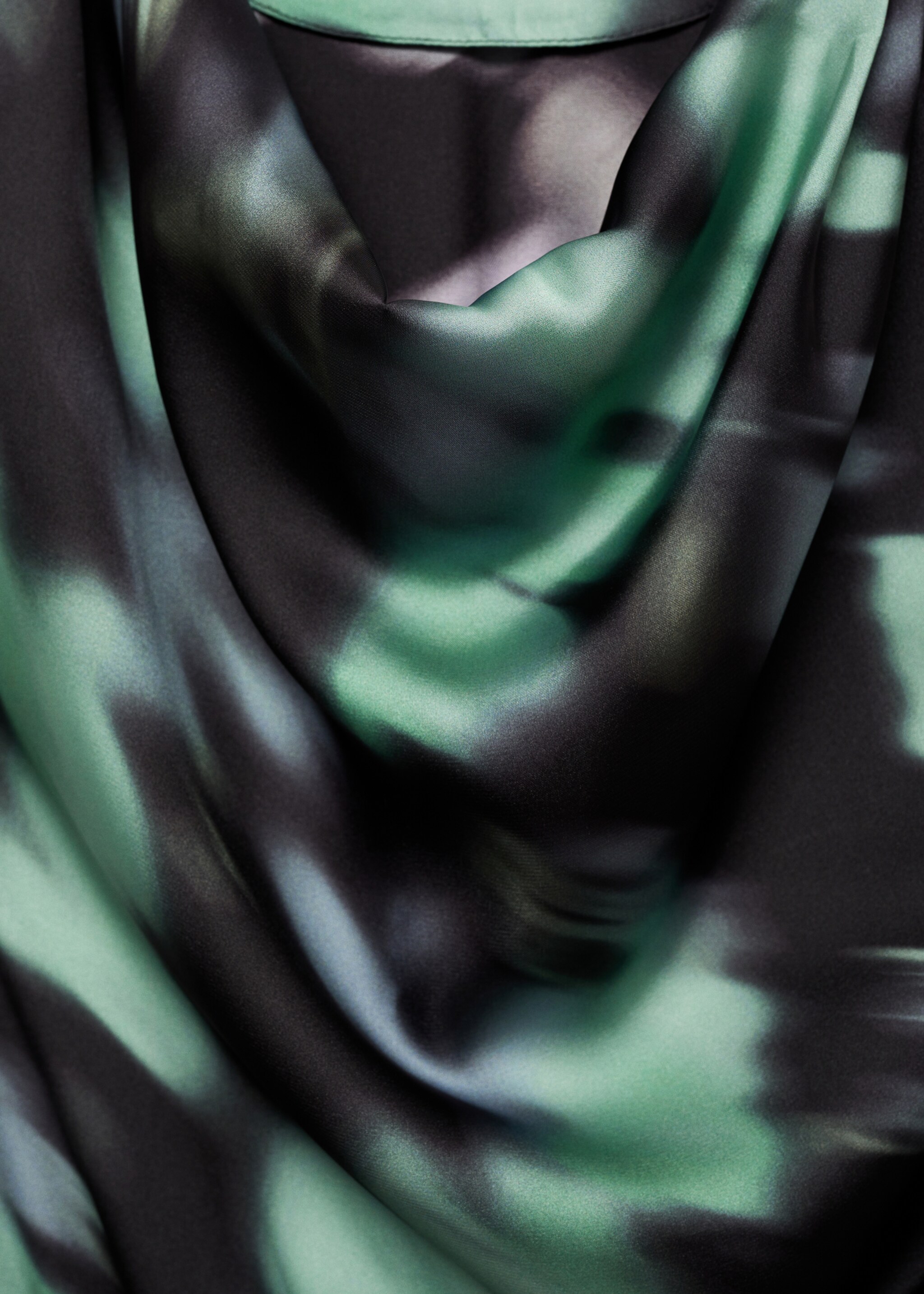 Satinierter Jumpsuit mit Blumenmuster - Detail des Artikels 8