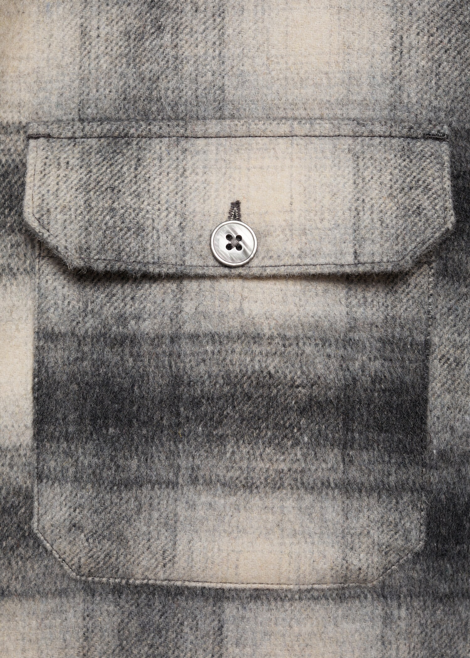 Plaid wool overshirt with pockets - Details of the article 0