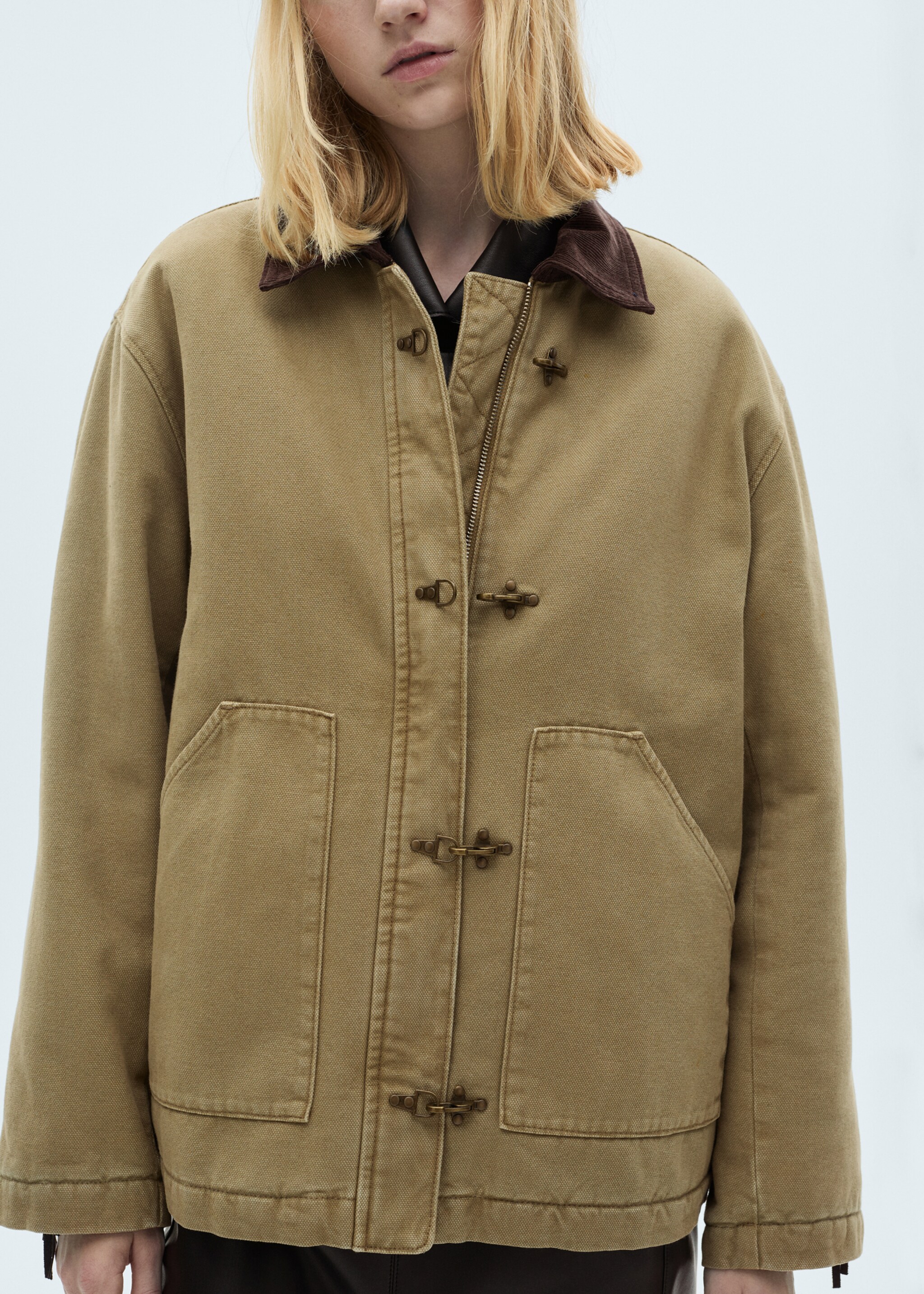 Parka with contrasting collar and pockets - Details of the article 6, Khaki. Ref: 77078264-00.