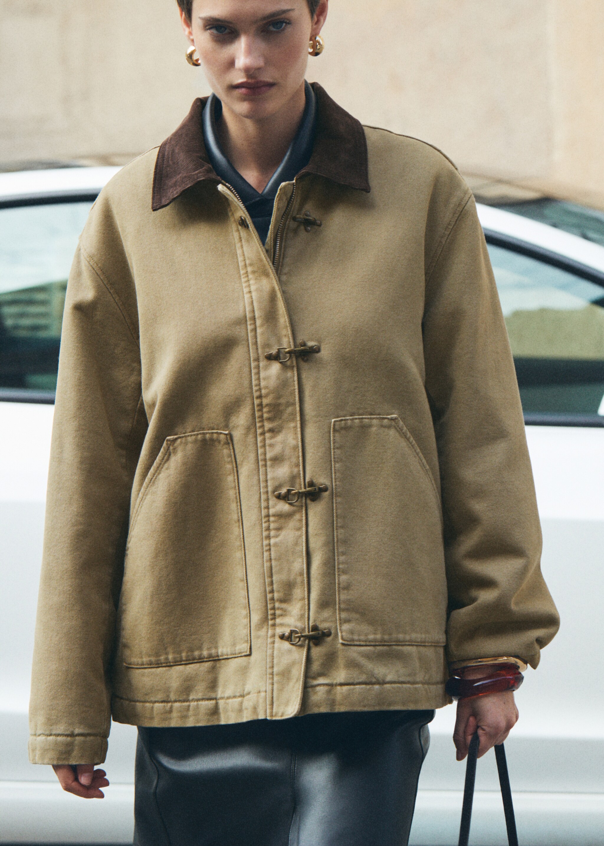 Parka with contrasting collar and pockets - Details of the article 7, Khaki. Ref: 77078264-00.