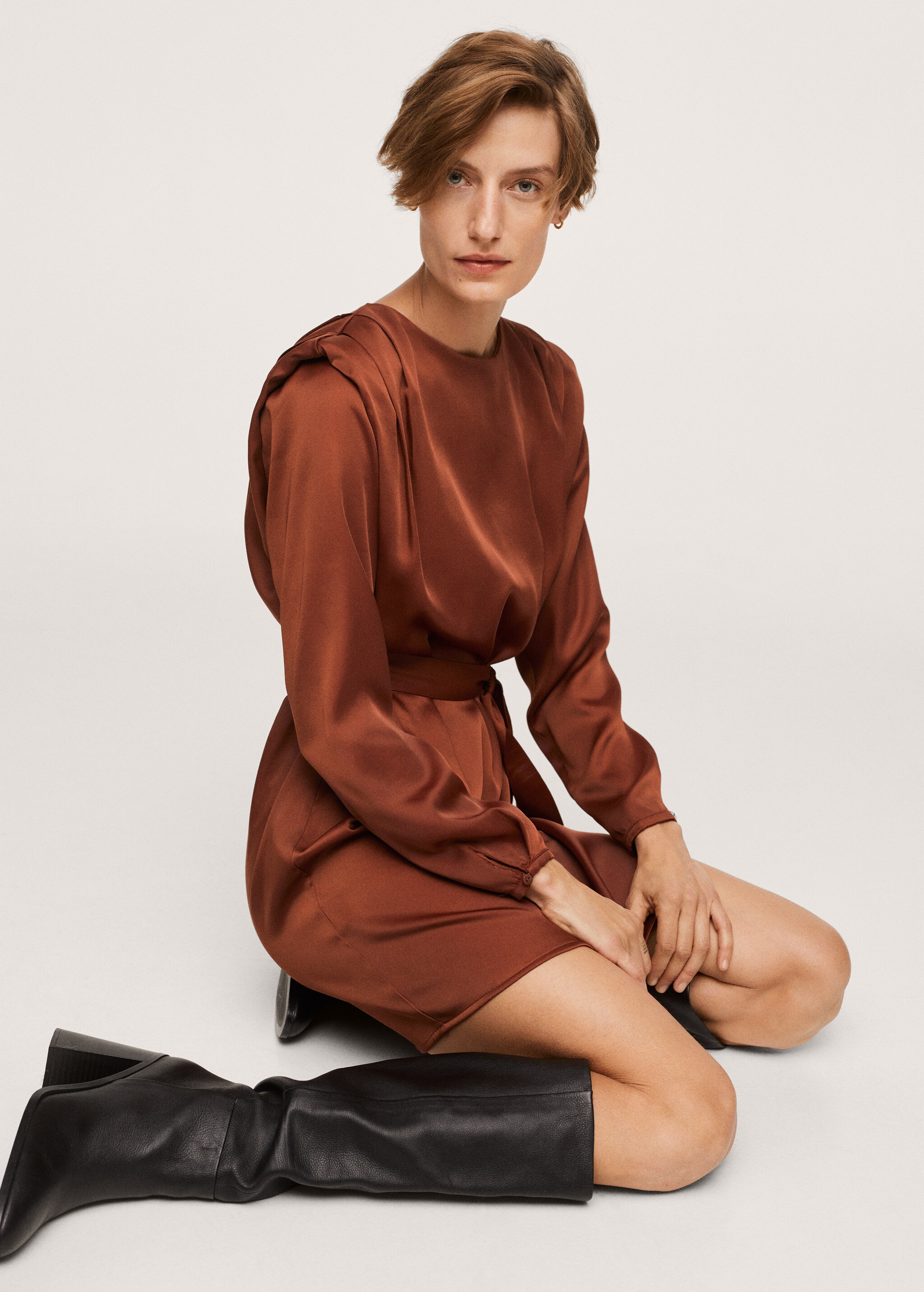 Shoulder pad dress - Details of the article 2