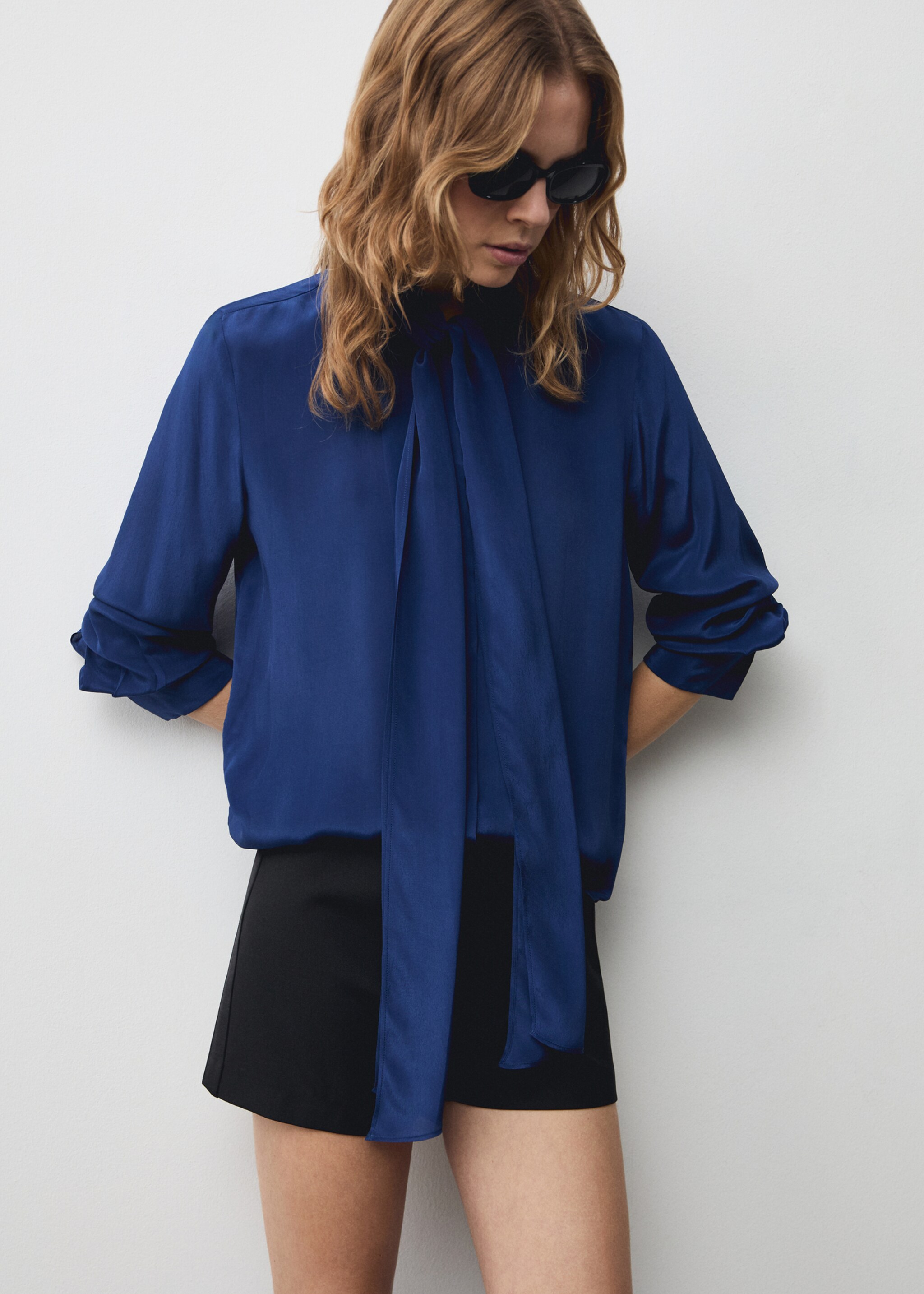 Satiniertes Hemd mit Schleife - Mittlere Ansicht, Mittelbraun. Ref: 77079055-00.