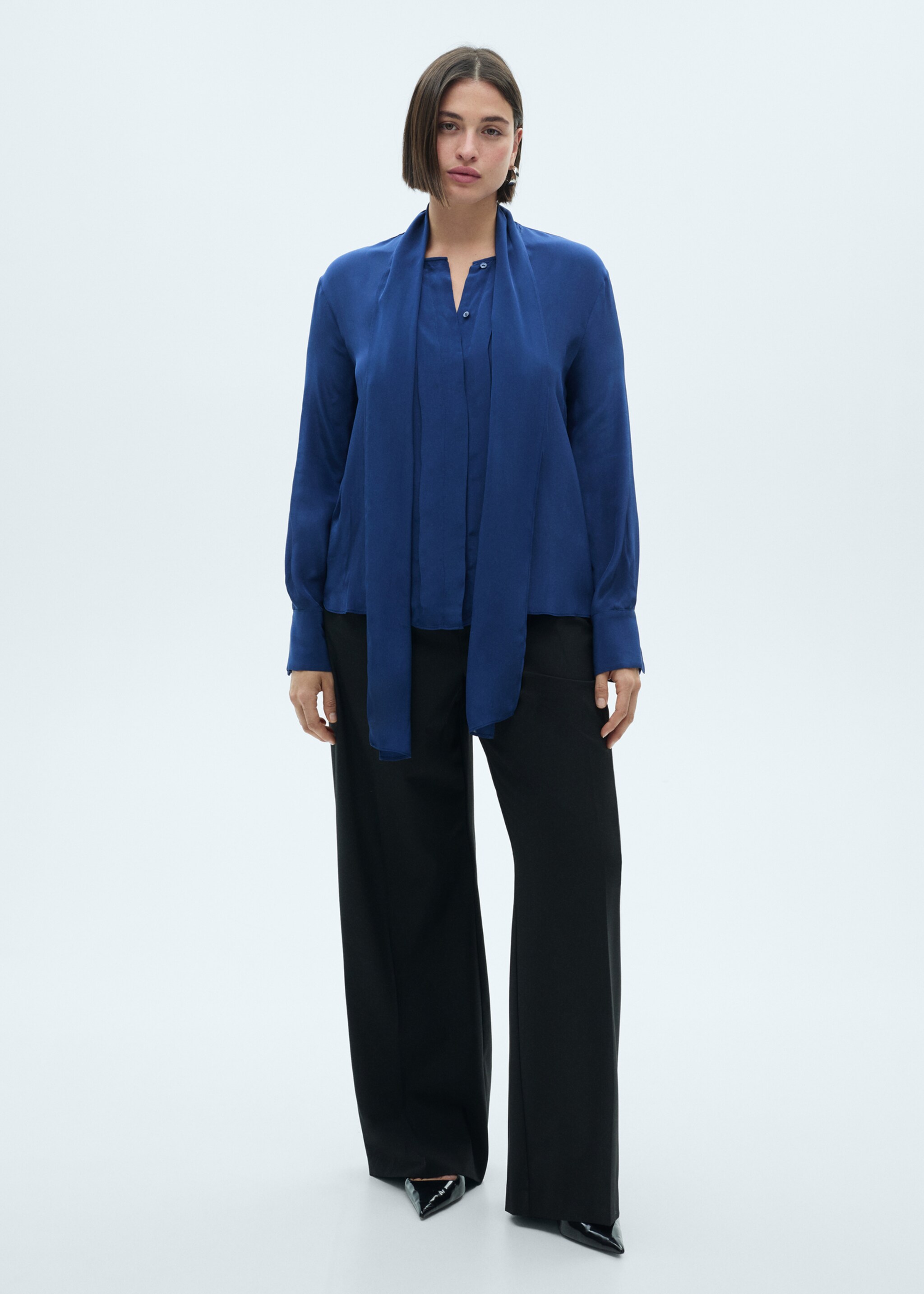 Satiniertes Hemd mit Schleife - Detail des Artikels 3, Mittelbraun. Ref: 77079055-00.