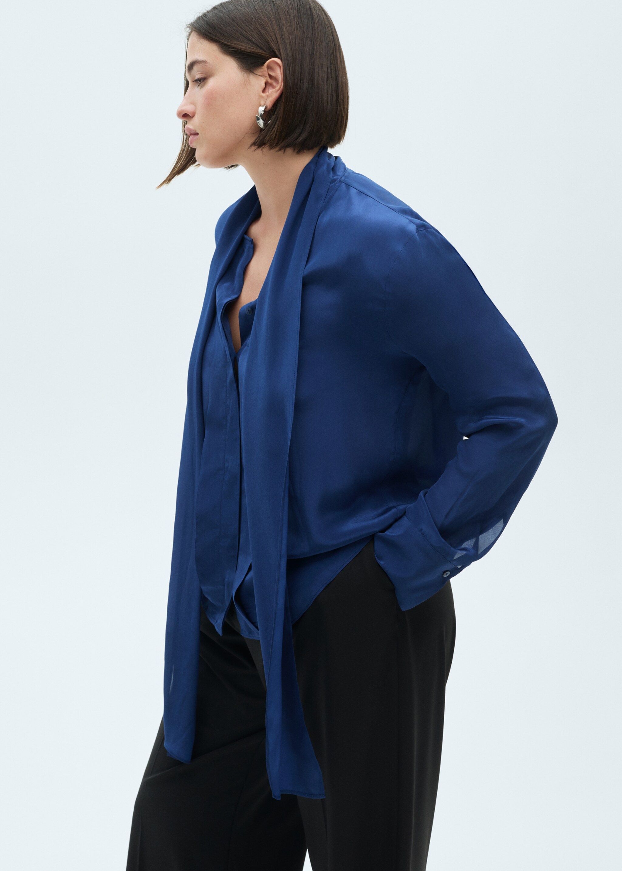 Satiniertes Hemd mit Schleife - Detail des Artikels 5, Mittelbraun. Ref: 77079055-00.