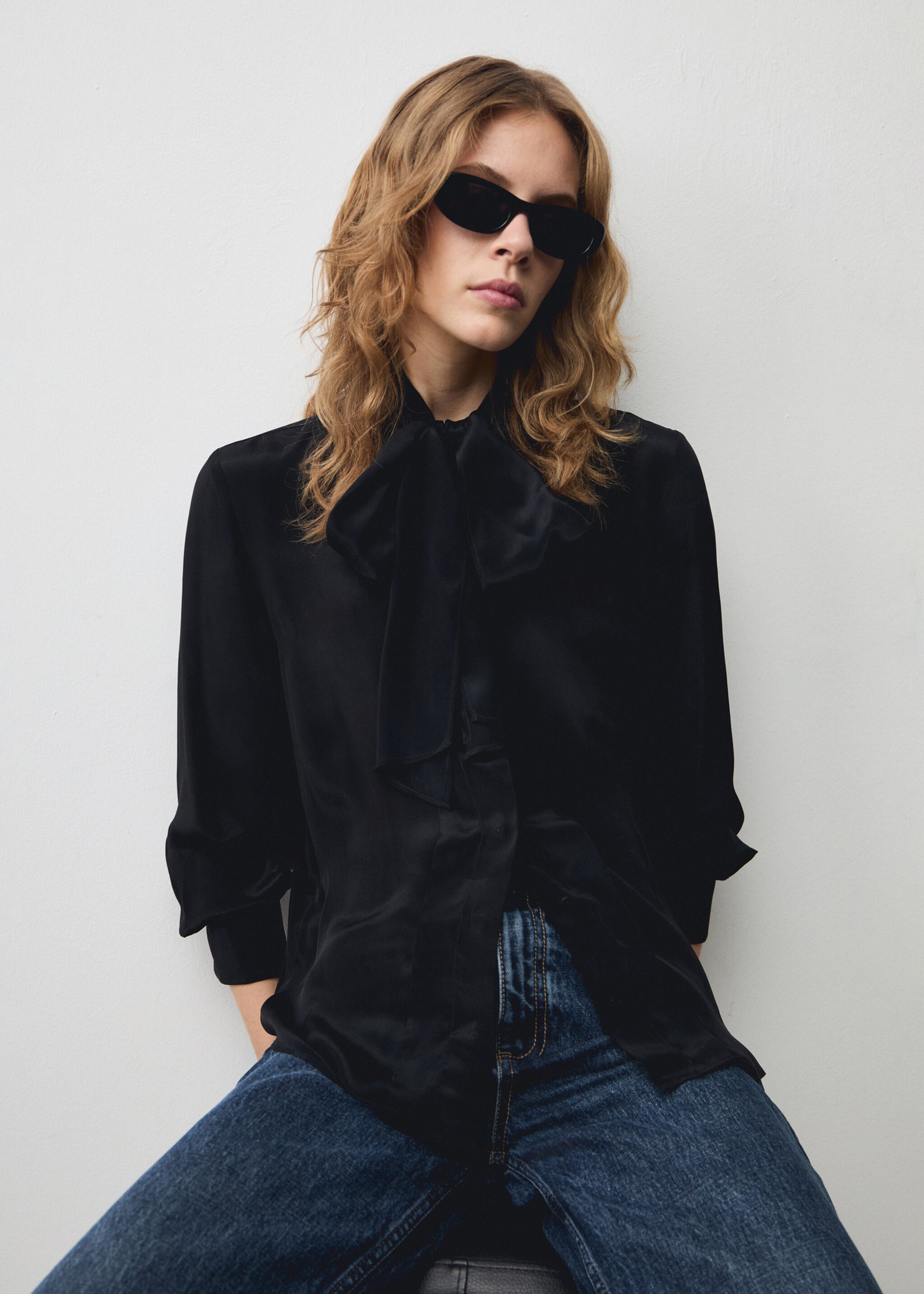 Satin shirt with bow - Medium plane, Black. Ref: 77079055-00.
