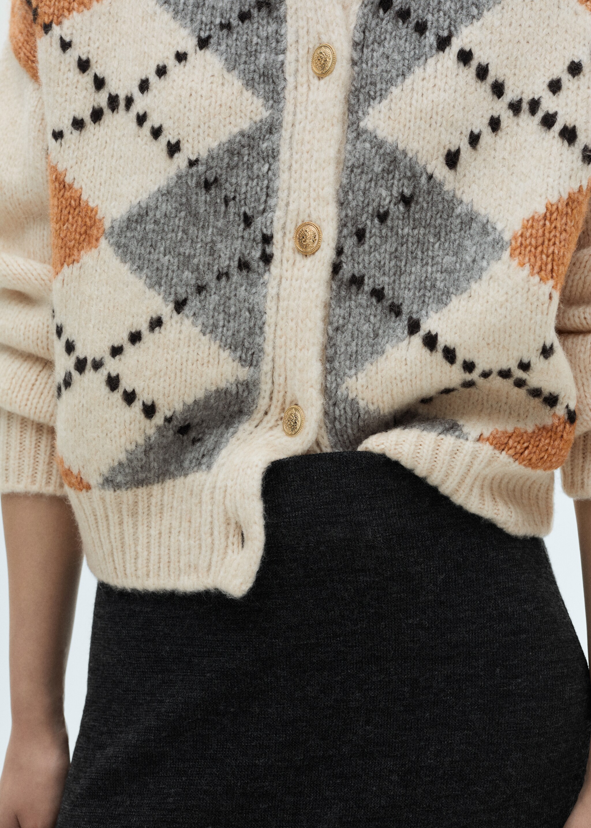 Rhombus cardigan with buttons - Details of the article 6, Ecru. Ref: 77079057-00.