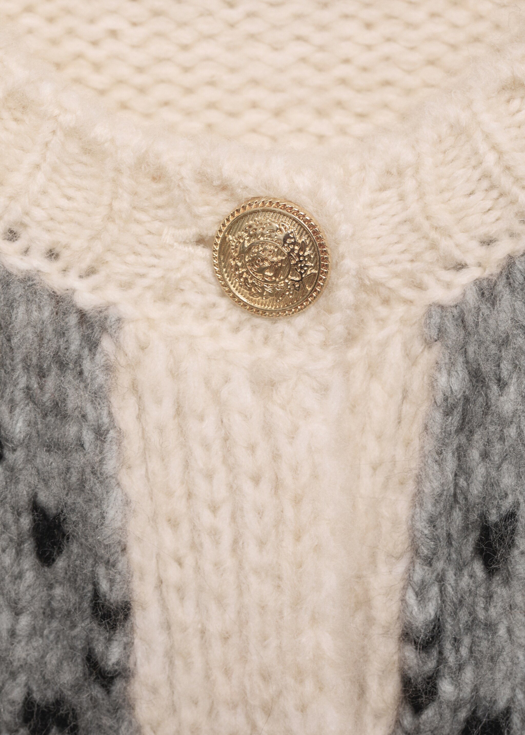Rhombus cardigan with buttons - Details of the article 8, Ecru. Ref: 77079057-00.